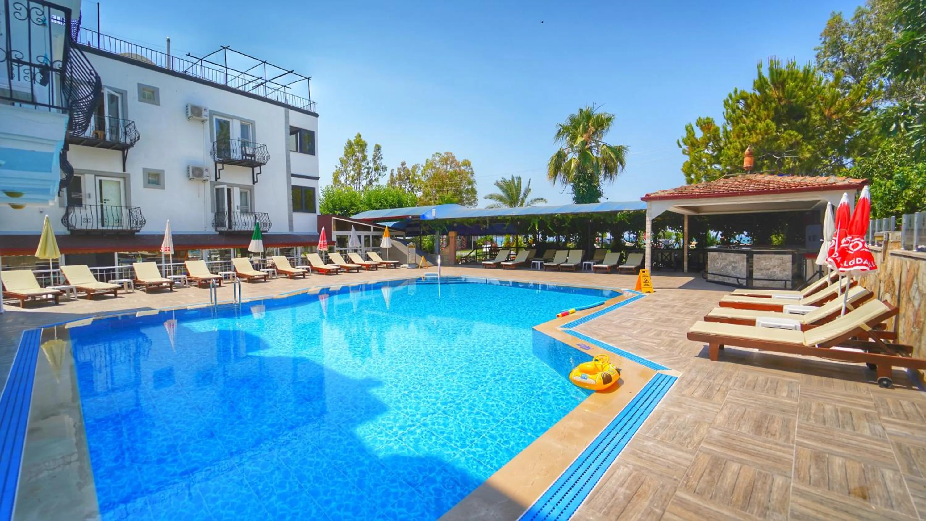 Swimming pool in Yücel Hotel