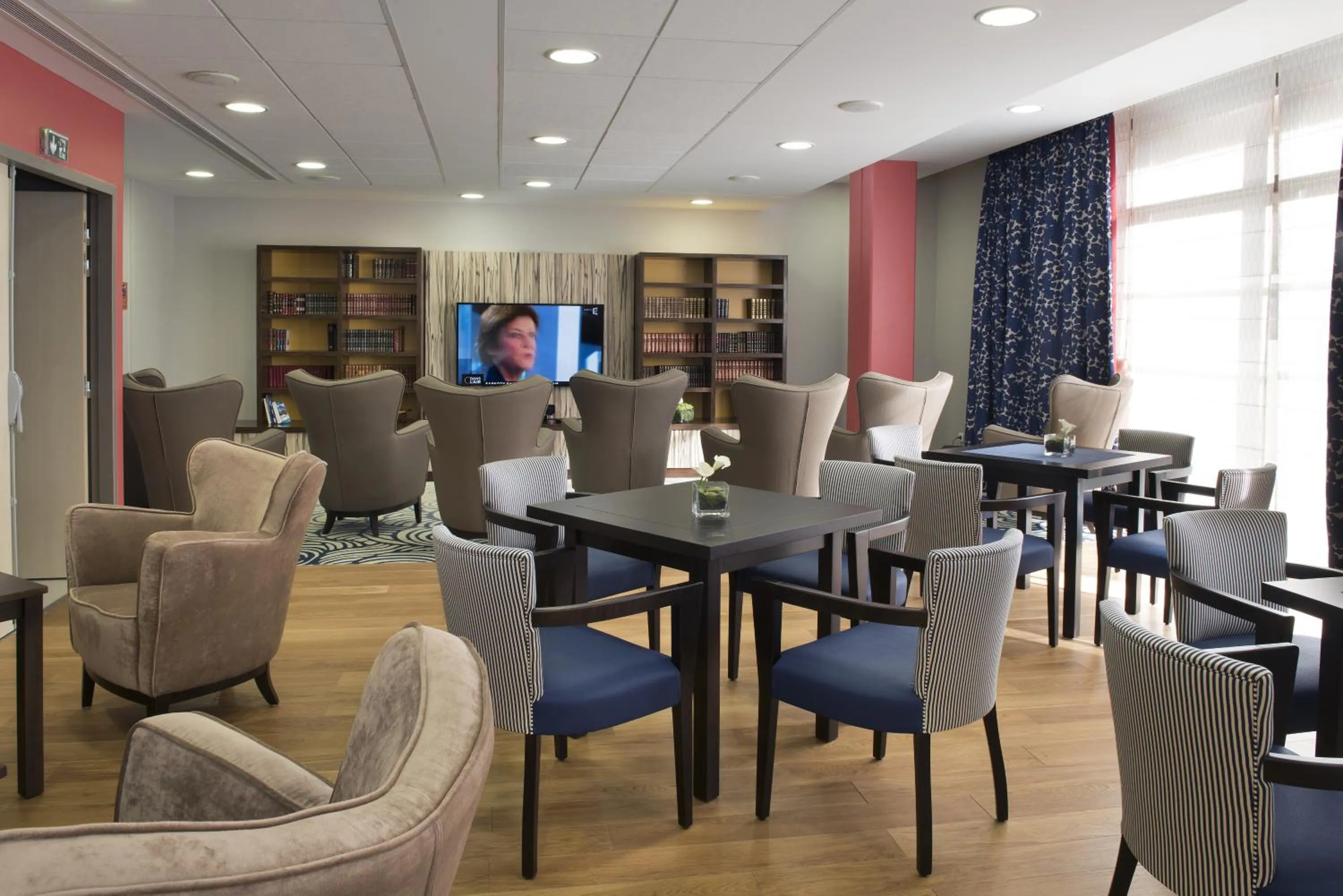 Communal lounge/ TV room in Domitys Le Ruban d'Azur résidence services séniors