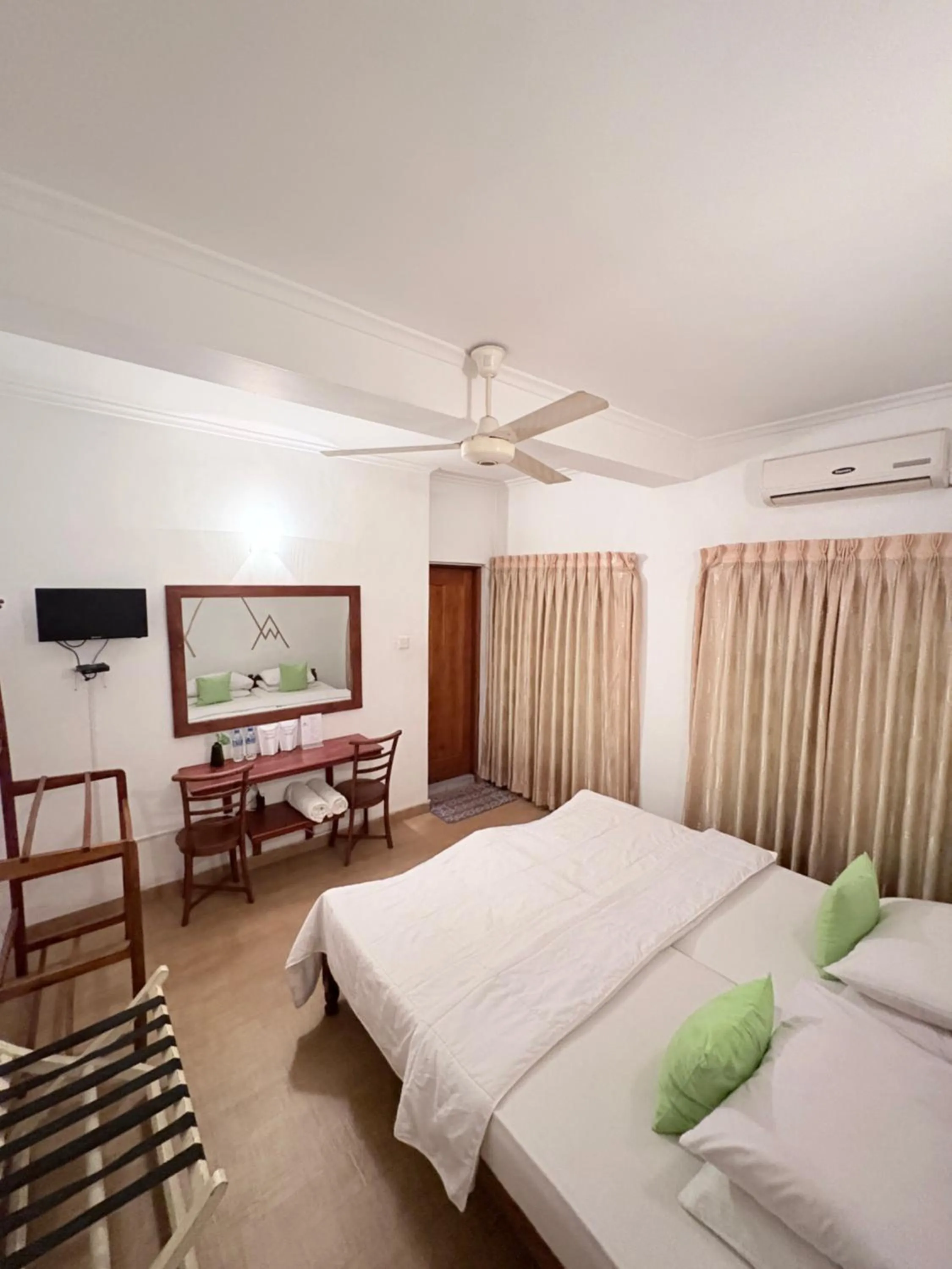 Bedroom, Bed in Paradise Inn