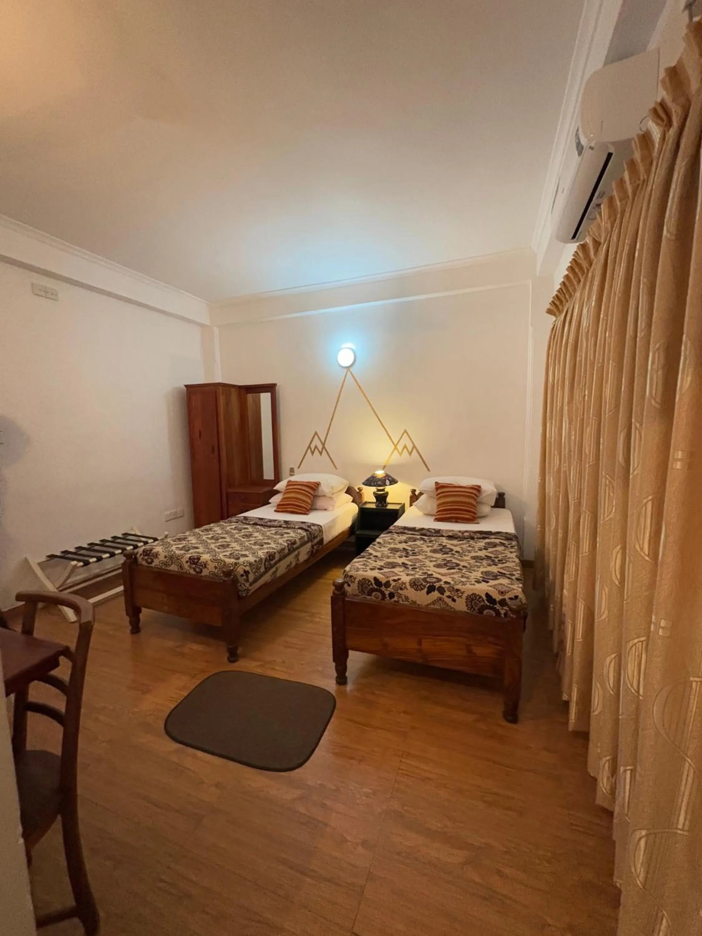 Bedroom, Bed in Paradise Inn