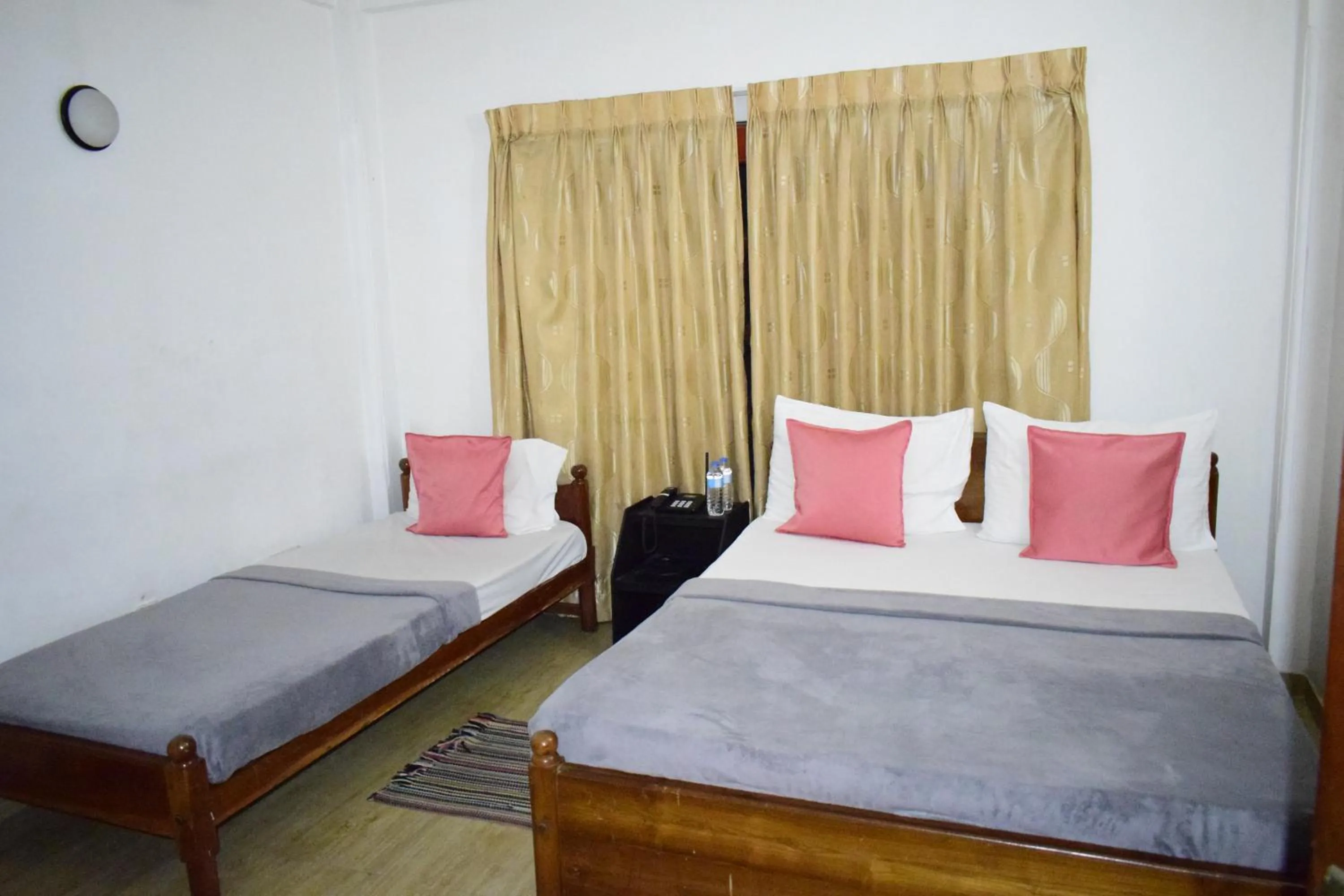 Bedroom, Bed in Paradise Inn