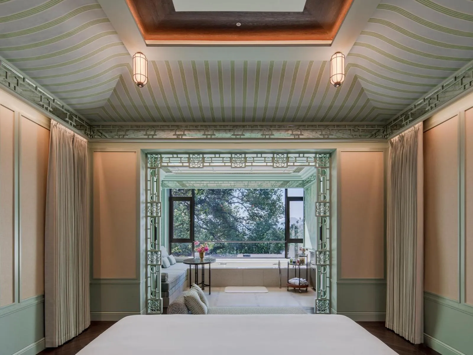 Garden view, Bed in The Silk Lakehouse, Shangri-La Hangzhou
