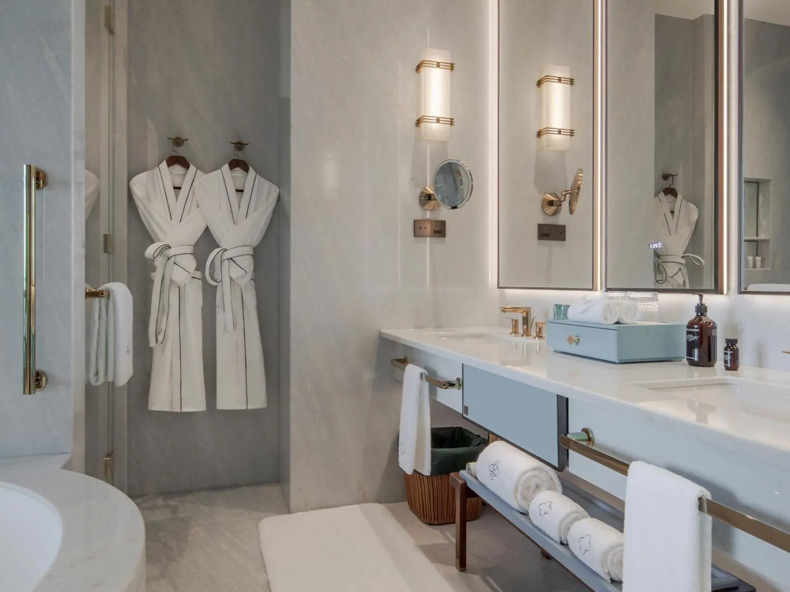 Bathroom in The Silk Lakehouse, Shangri-La Hangzhou