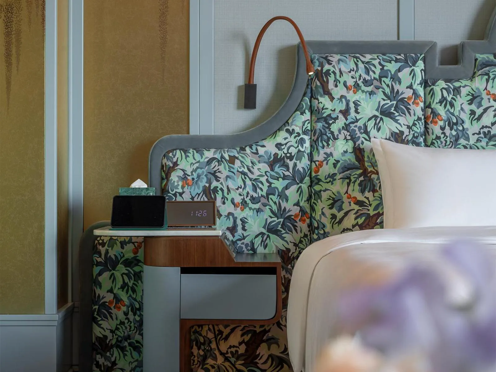 Bedroom, Bed in The Silk Lakehouse, Shangri-La Hangzhou