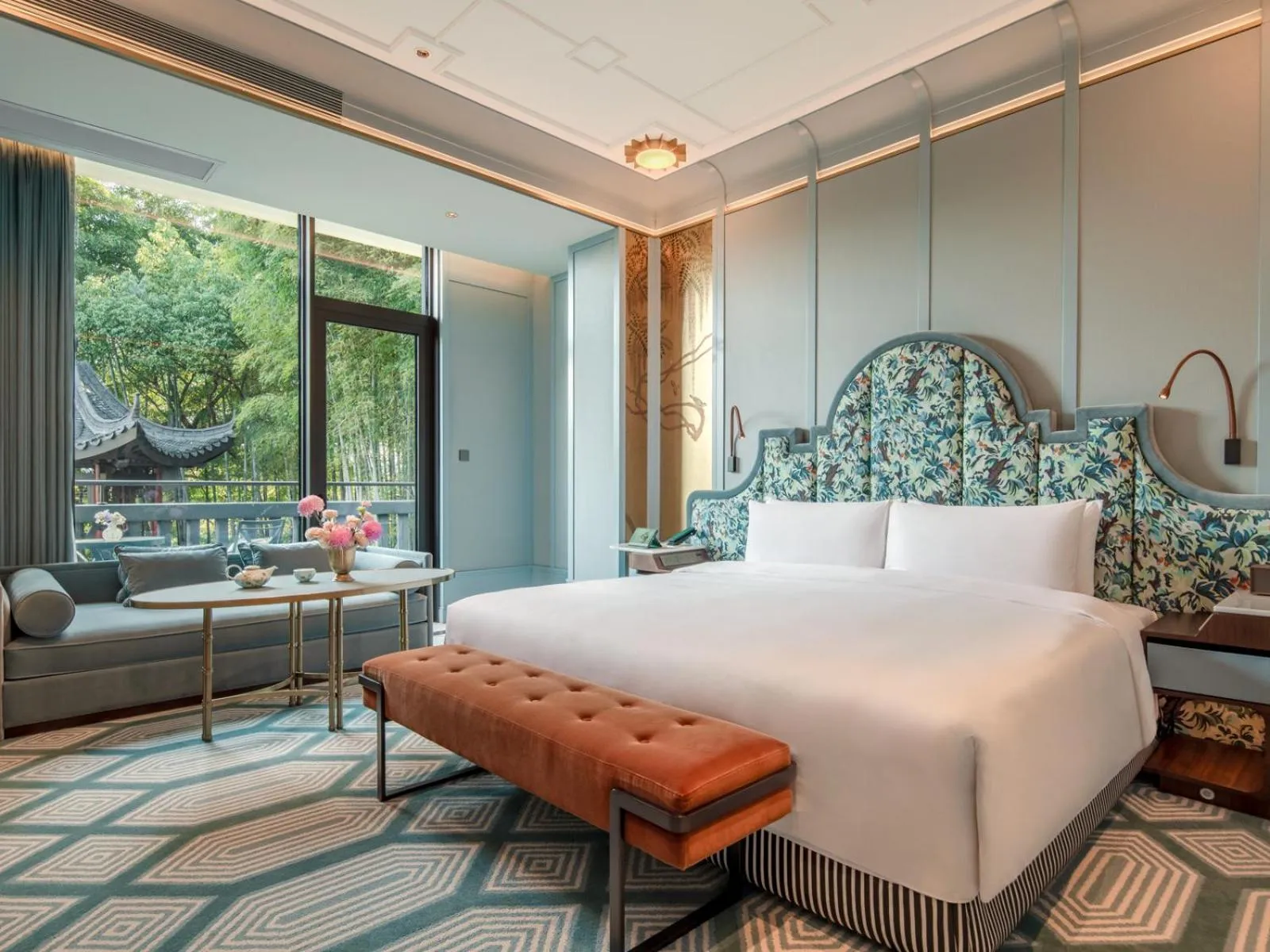 Photo of the whole room, Bed in The Silk Lakehouse, Shangri-La Hangzhou