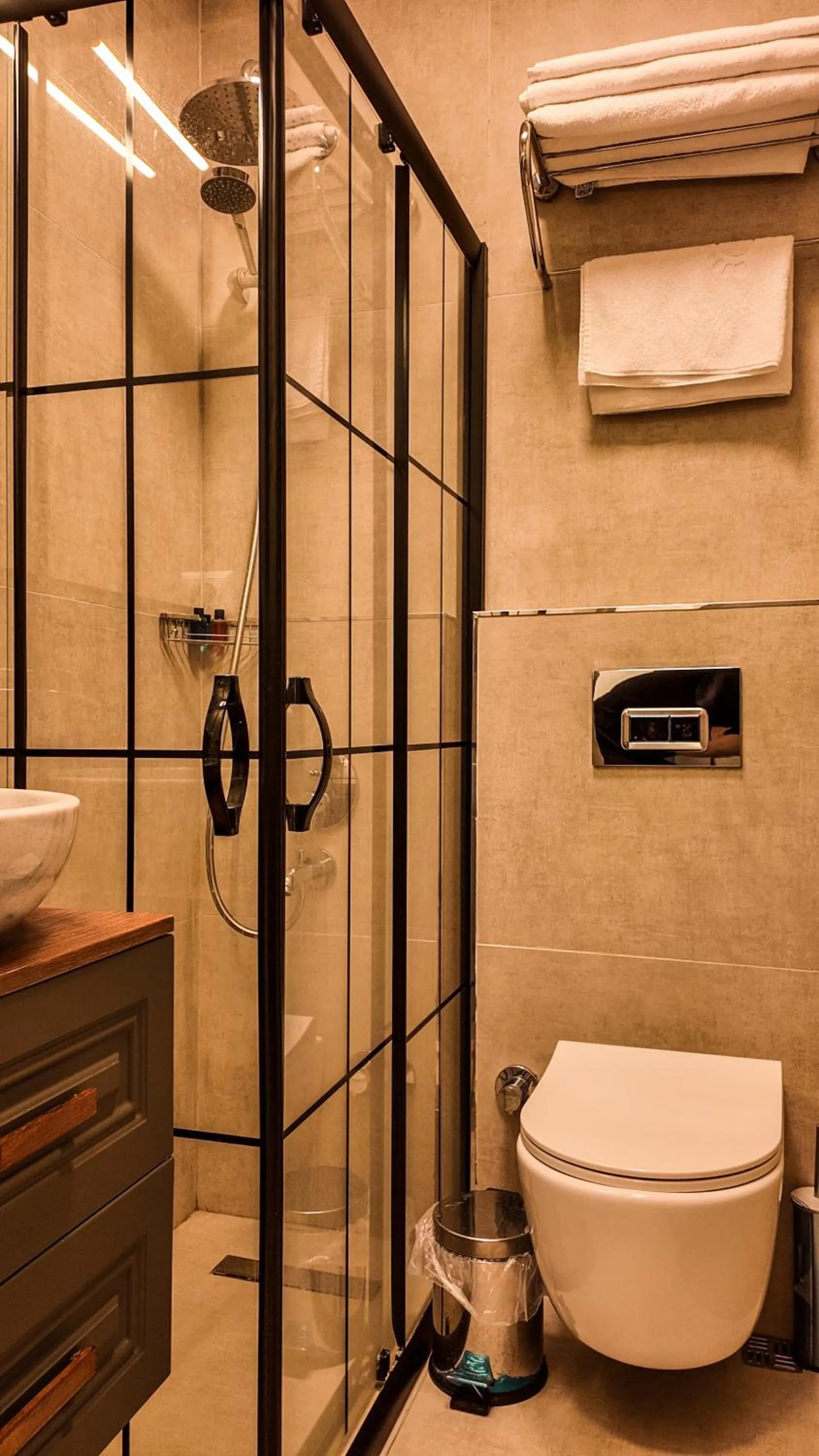 Shower in Agion Living Taksim Cihangir