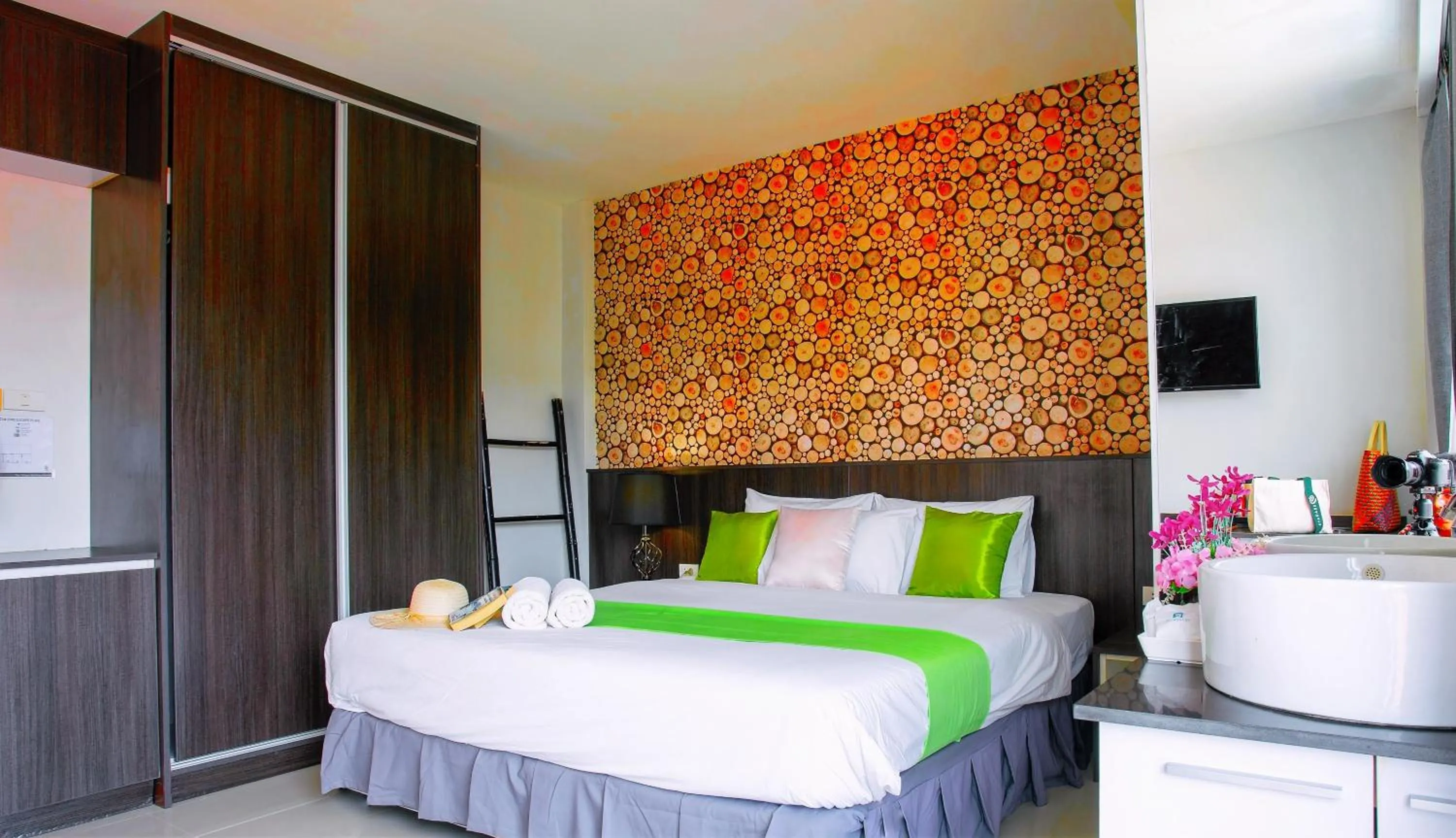 Shower, Bed in Ko Lanta Hotels and Working Space