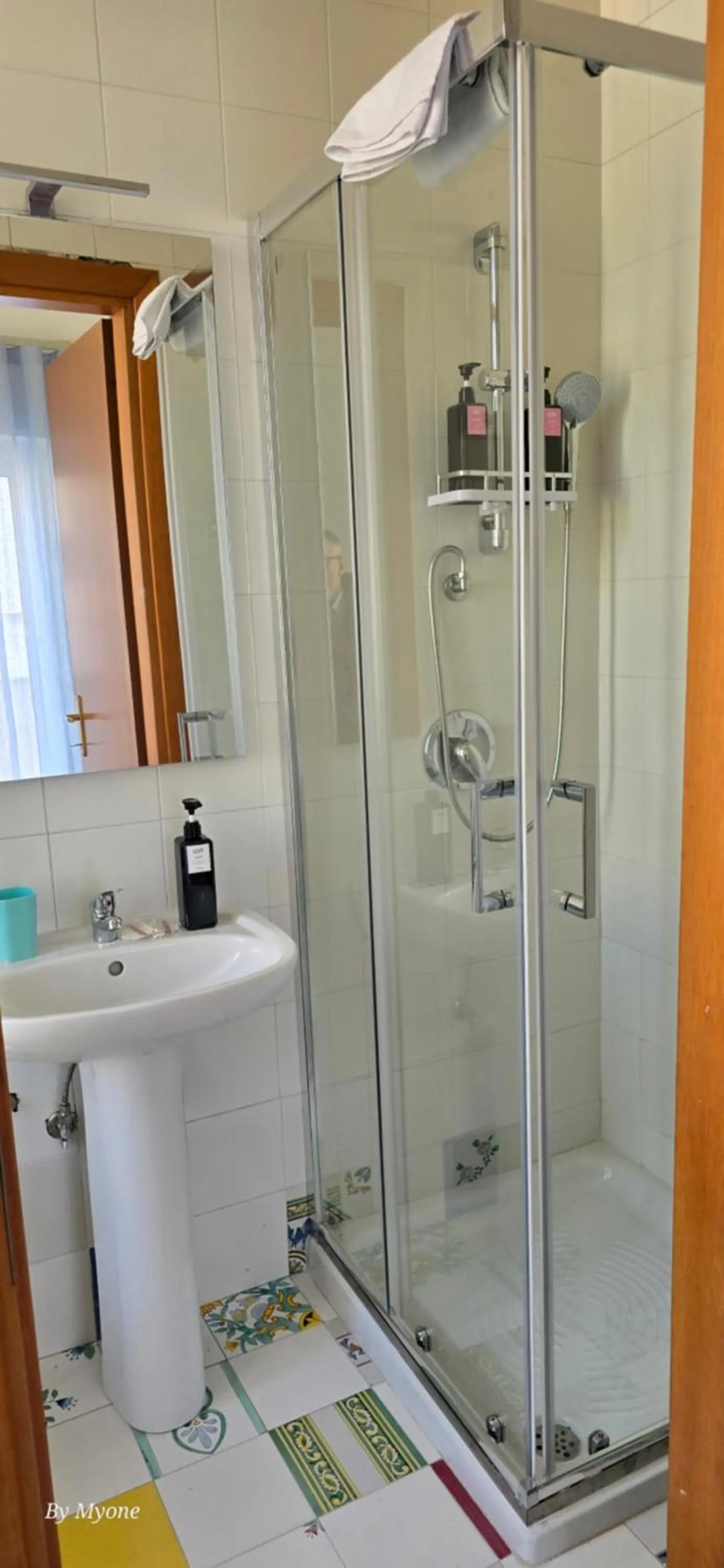 Shower in Appartamenti La Dimora di Parthenope Centro Storico