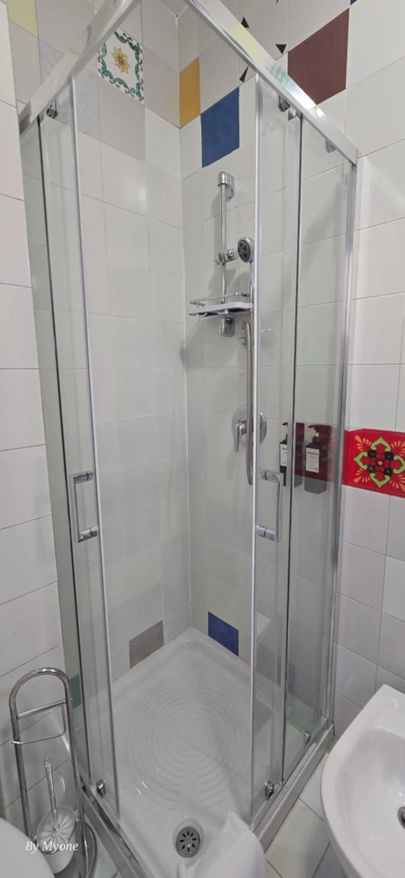 Shower in Appartamenti La Dimora di Parthenope Centro Storico