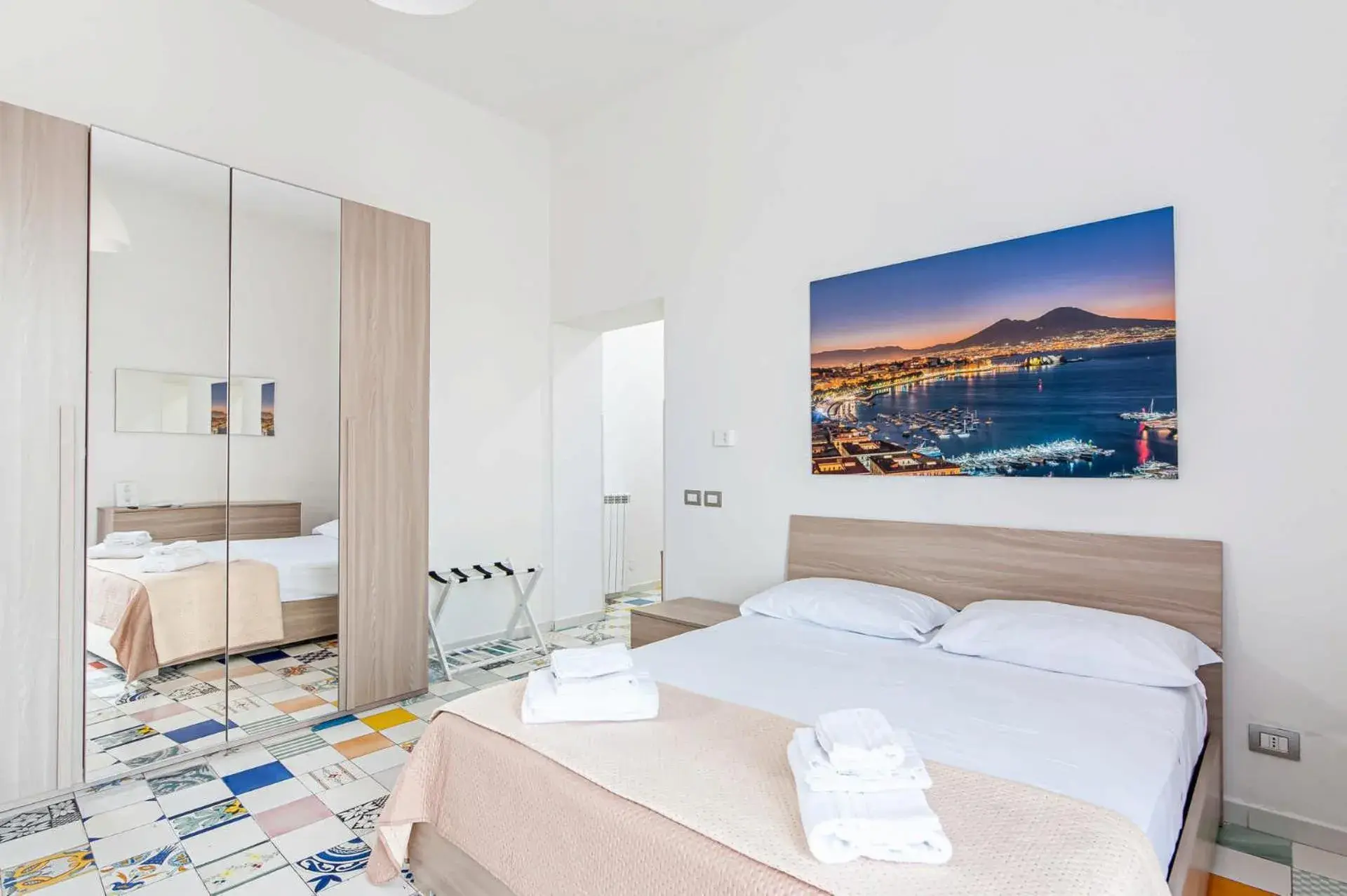 Two-Bedroom Family Apartment in Appartamenti La Dimora di Parthenope Centro Storico Two-Bedroom Family Apartment in Appartamenti La Dimora di Parthenope Centro Storico