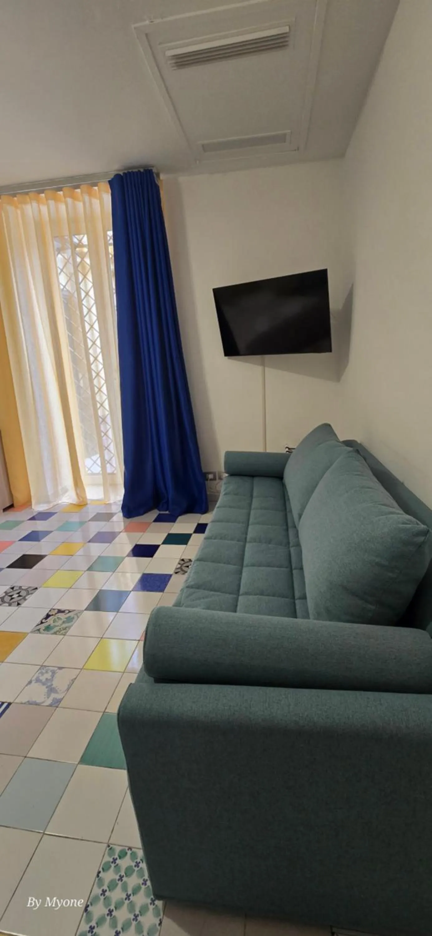 TV and multimedia in Appartamenti La Dimora di Parthenope Centro Storico