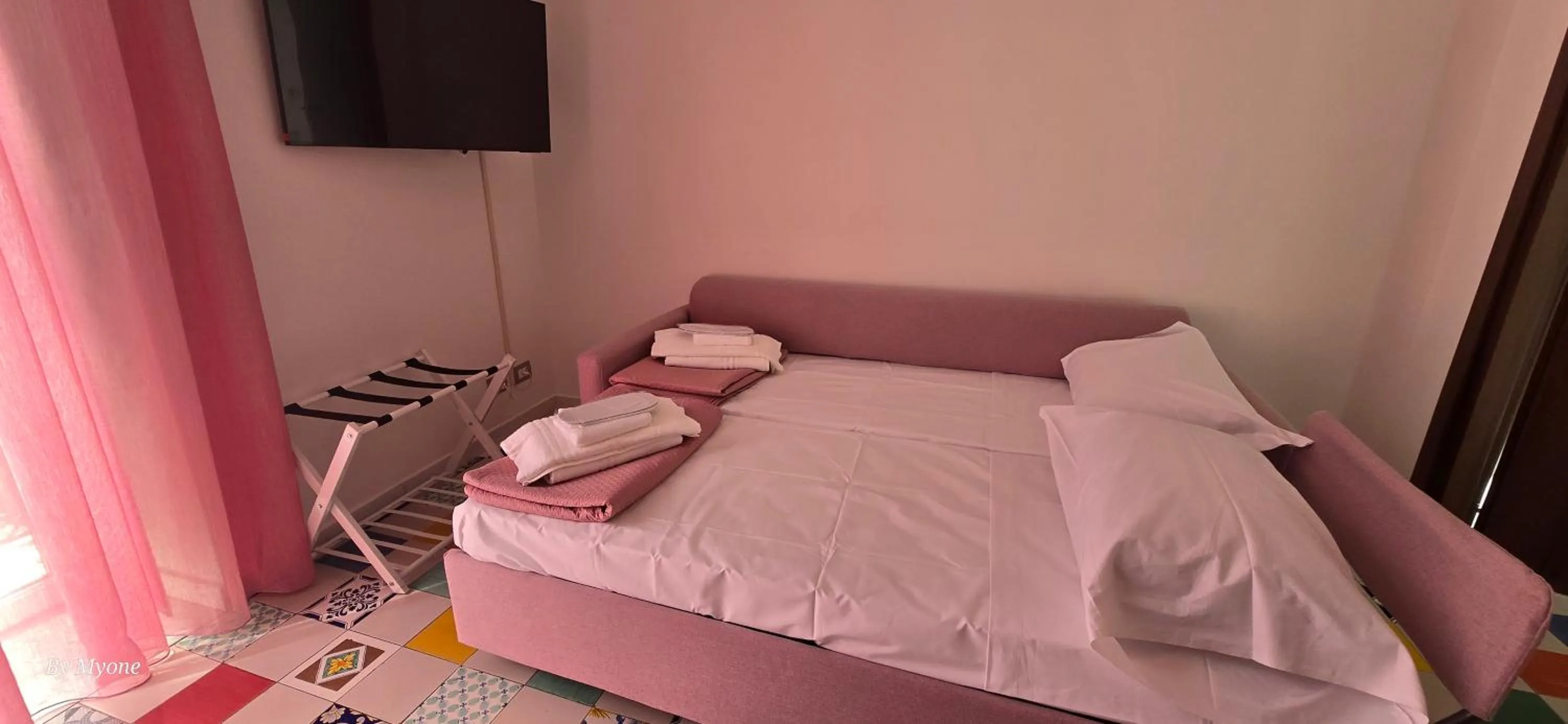 Bed in Appartamenti La Dimora di Parthenope Centro Storico