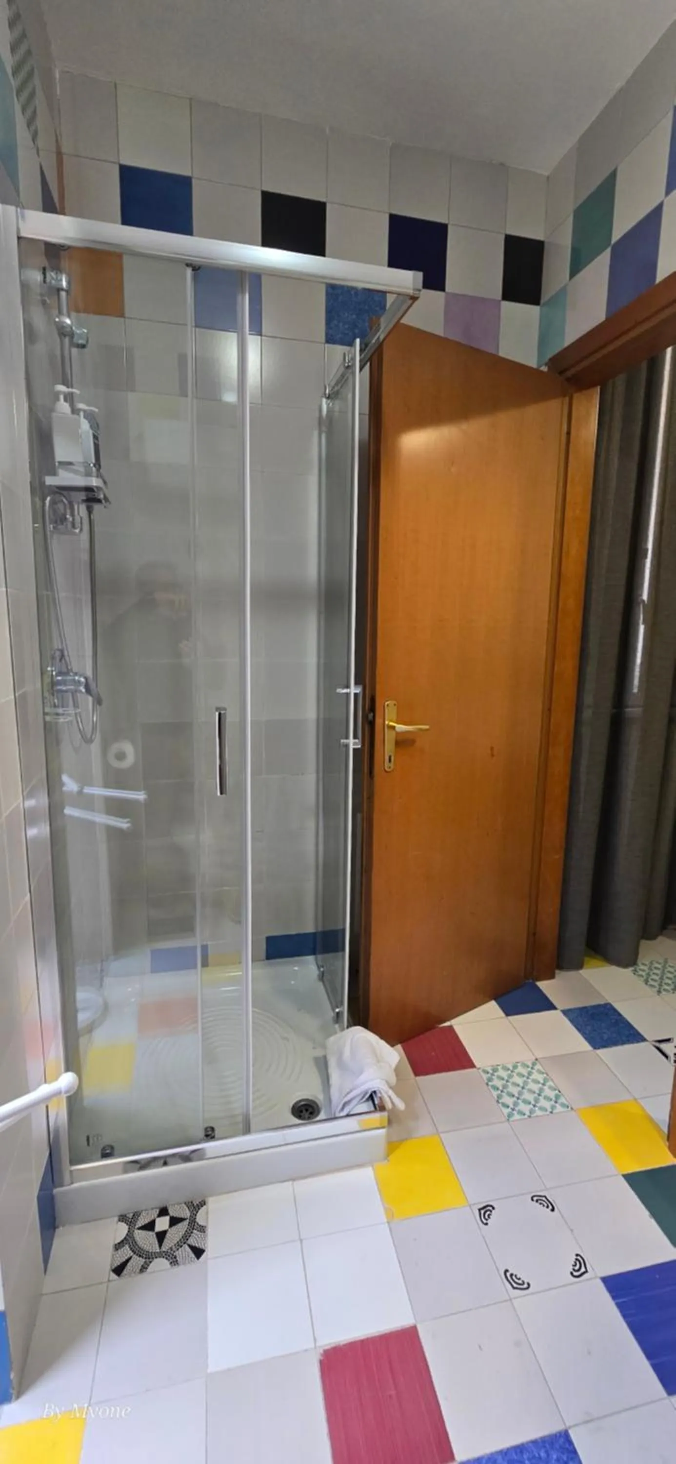 Shower in Appartamenti La Dimora di Parthenope Centro Storico