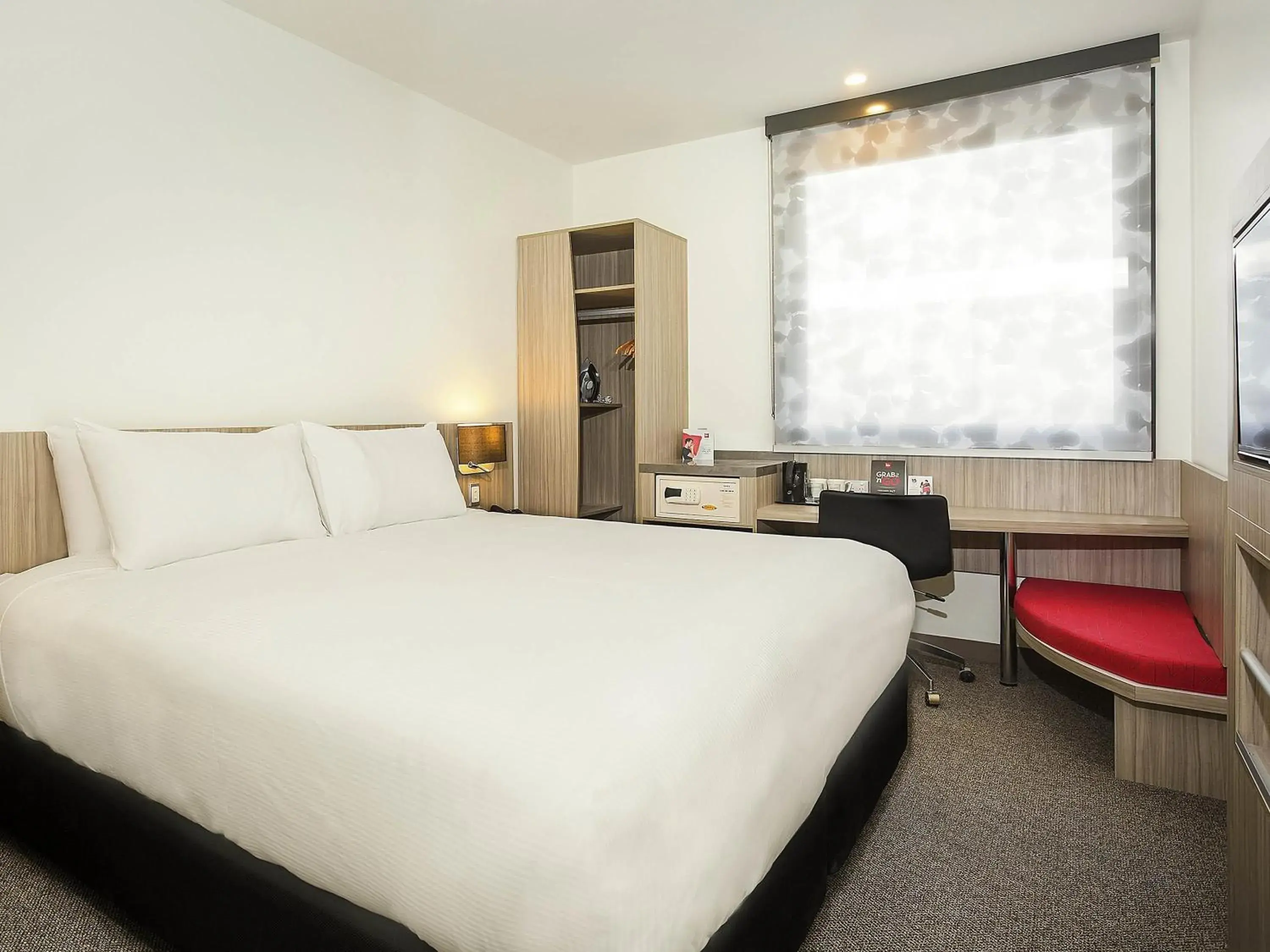 Executive Queen Room High Floor in Ibis Mackay Executive Queen Room High Floor in Ibis Mackay