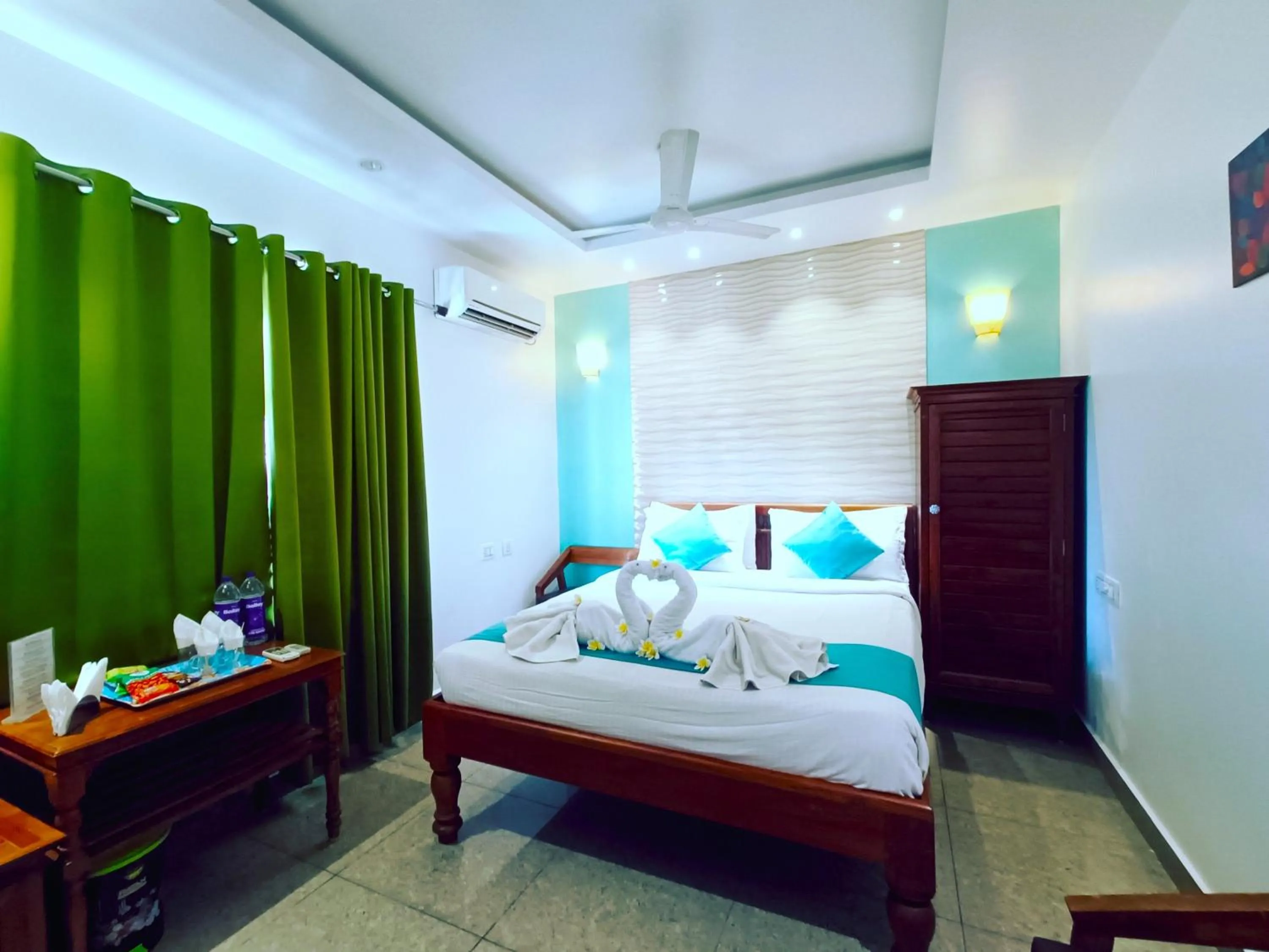 Bedroom, Bed in Le Holiday Inn