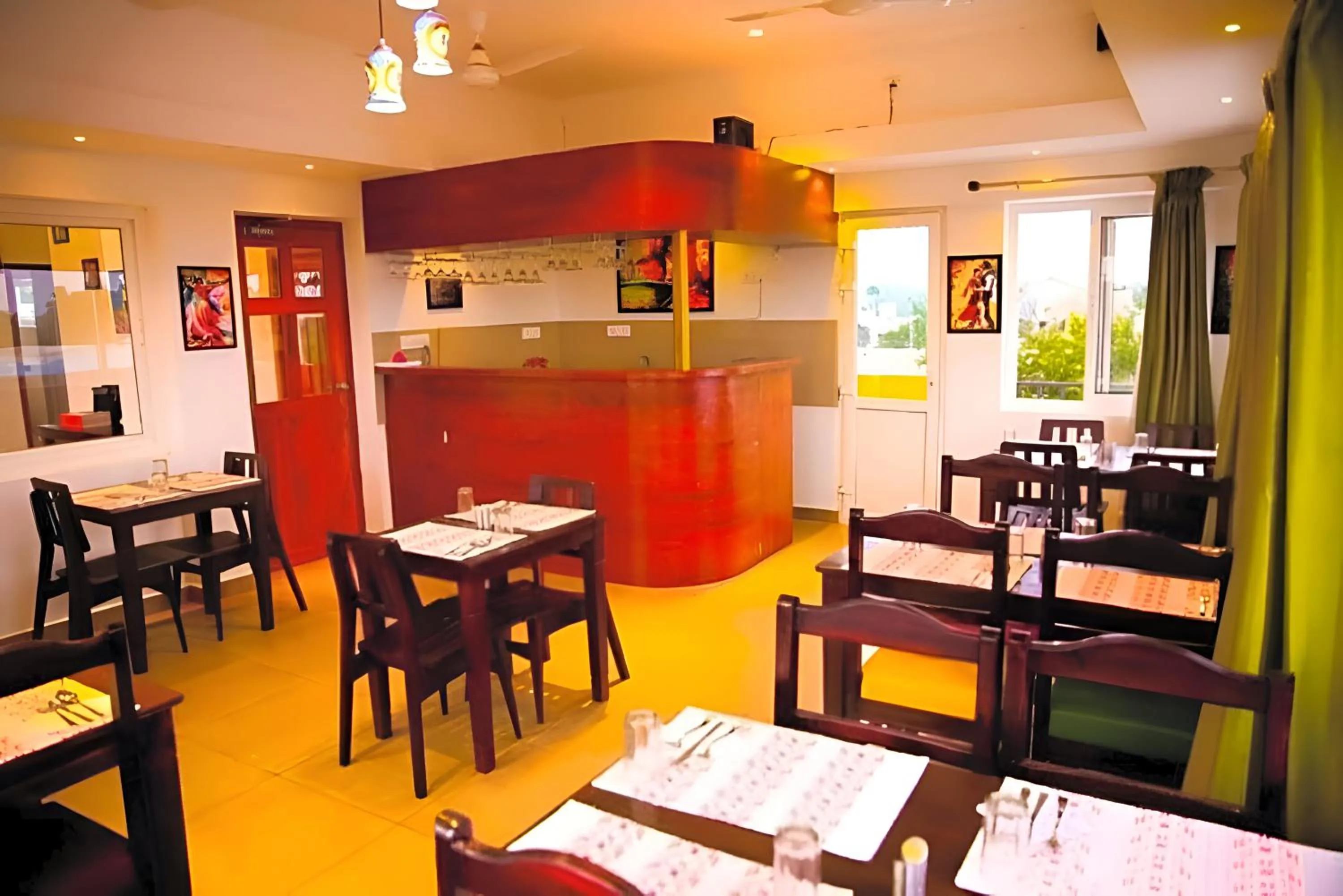 Restaurant/places to eat in Le Holiday Inn