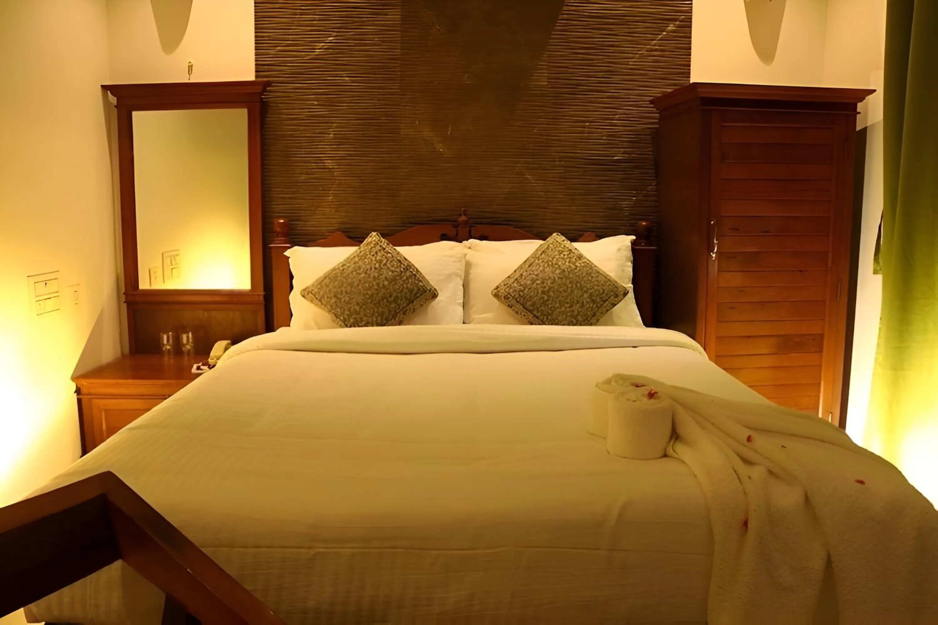 Bedroom, Bed in Le Holiday Inn