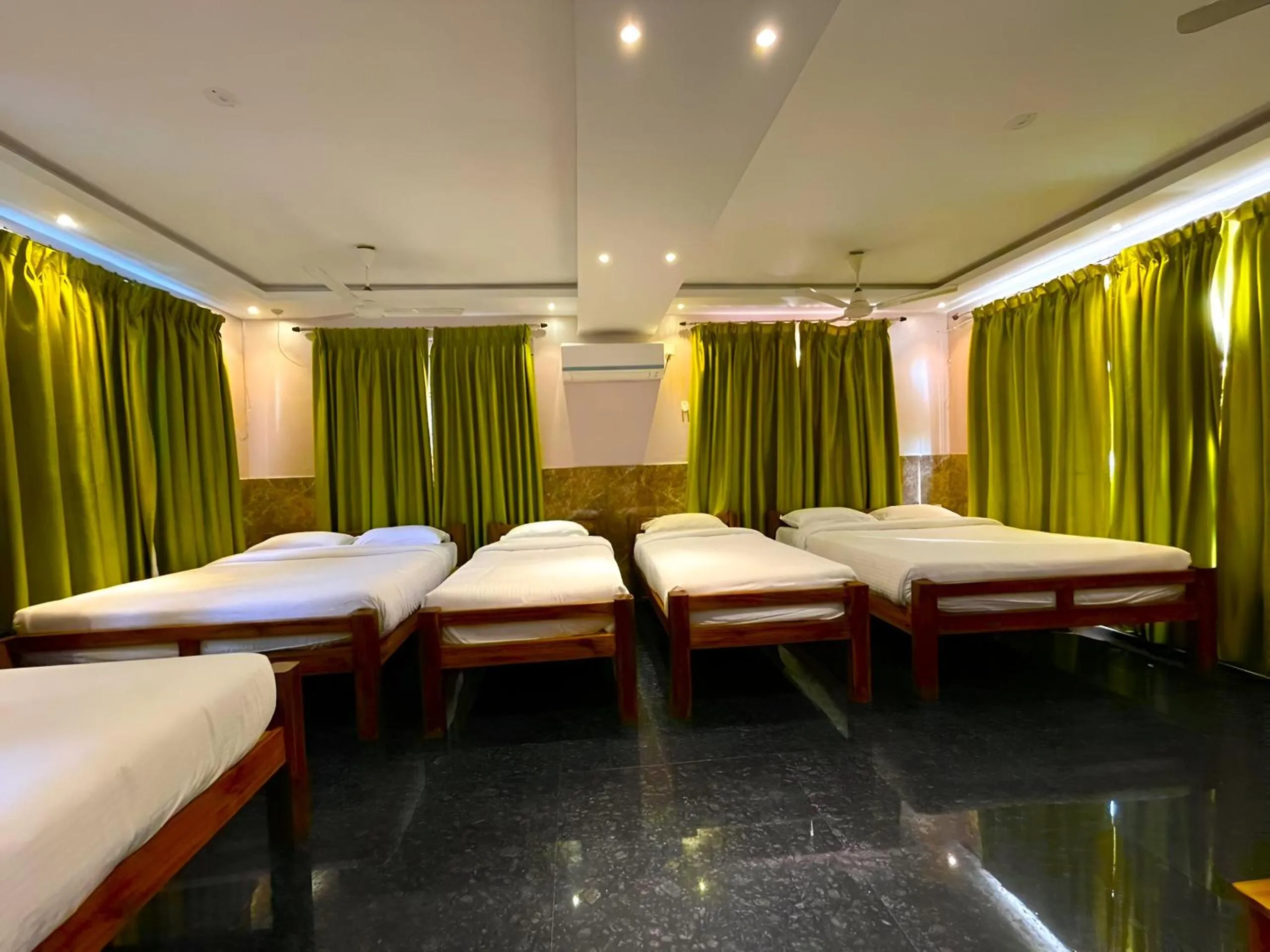 Bed in Le Holiday Inn