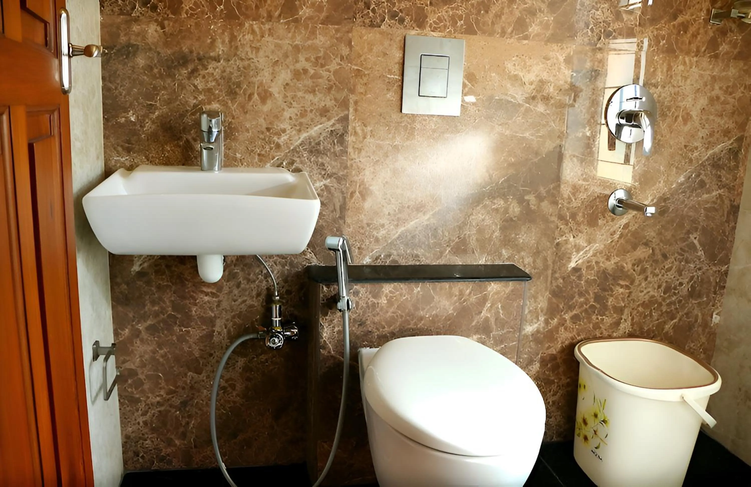 Toilet in Le Holiday Inn