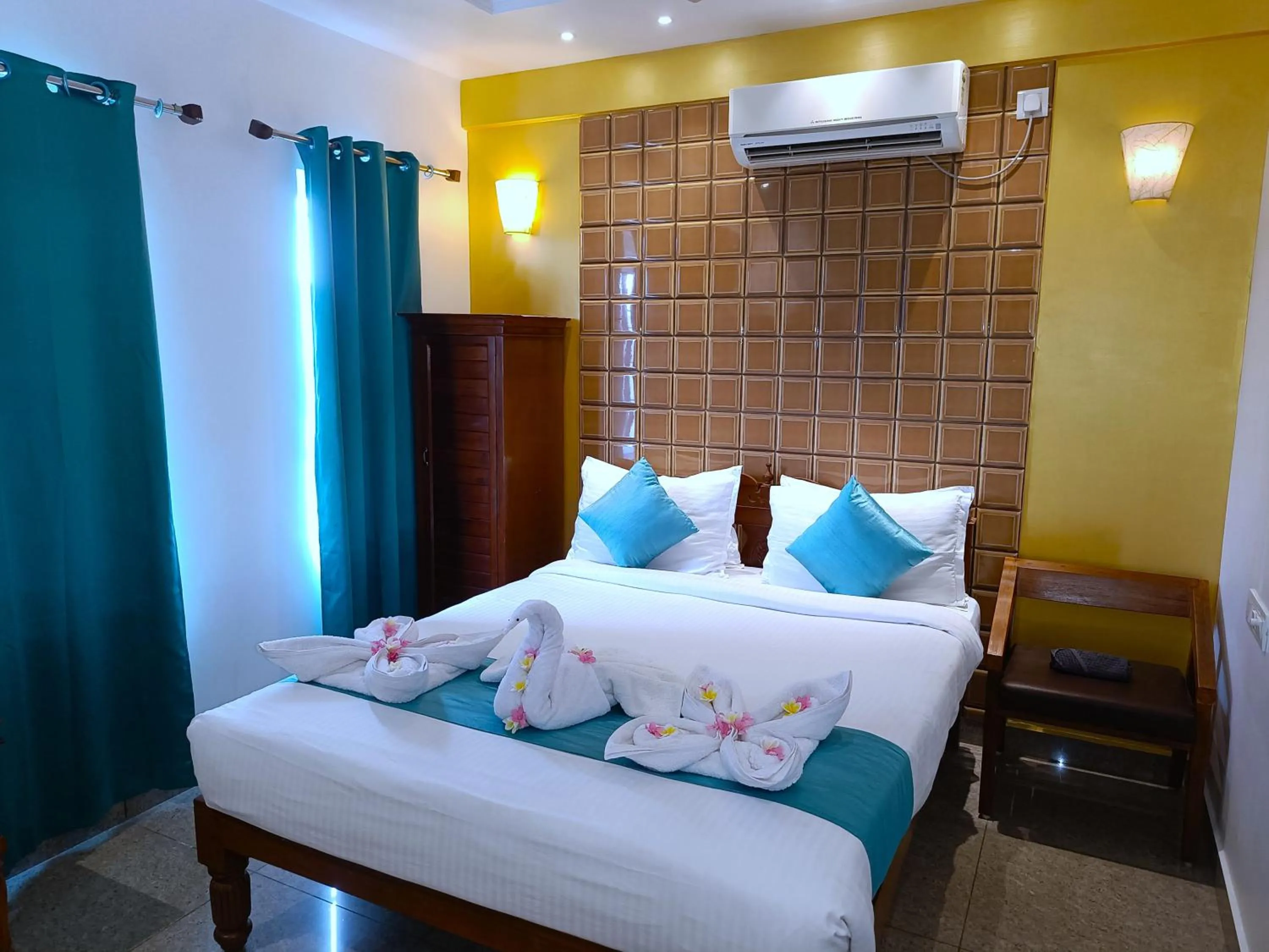 Bedroom, Bed in Le Holiday Inn