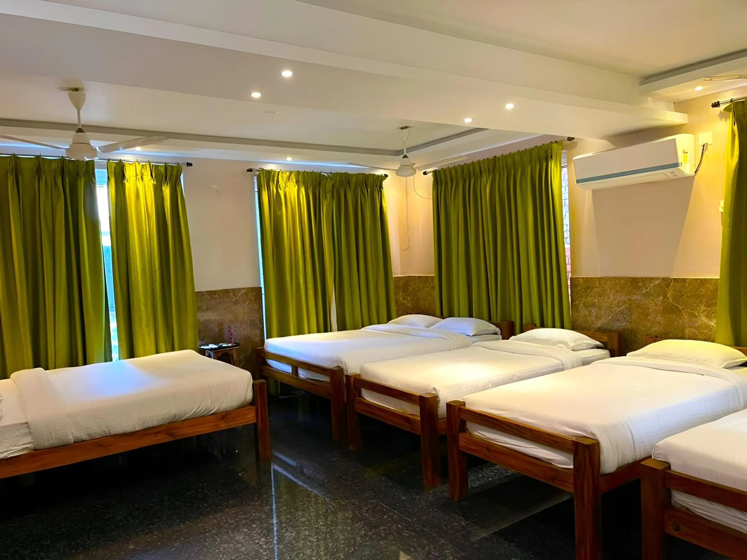 Bed in Le Holiday Inn