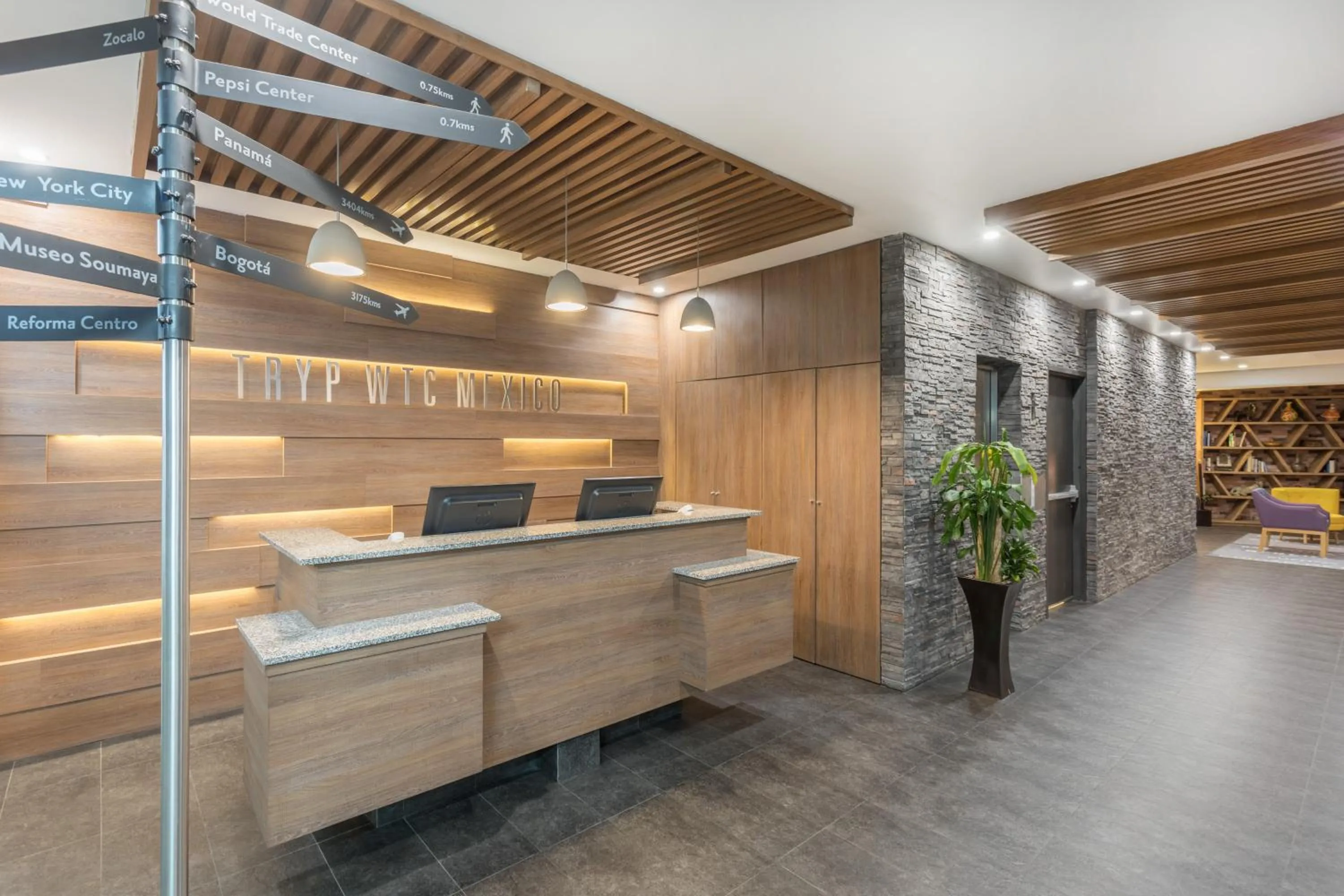 Lobby or reception in TRYP by Wyndham Mexico City World Trade Center Area