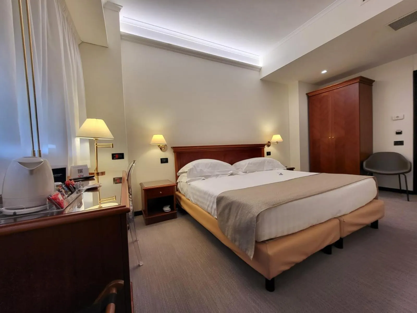 Bedroom, Bed in Hotel Plaza