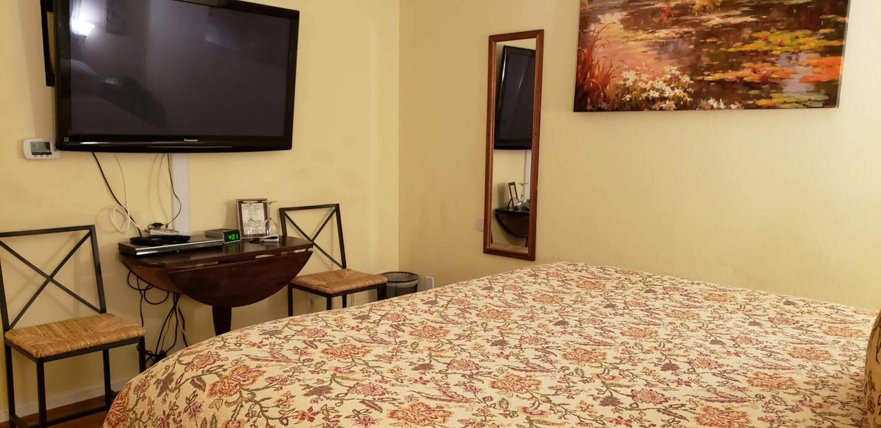 Bed in Cabernet House, an Old World Inn