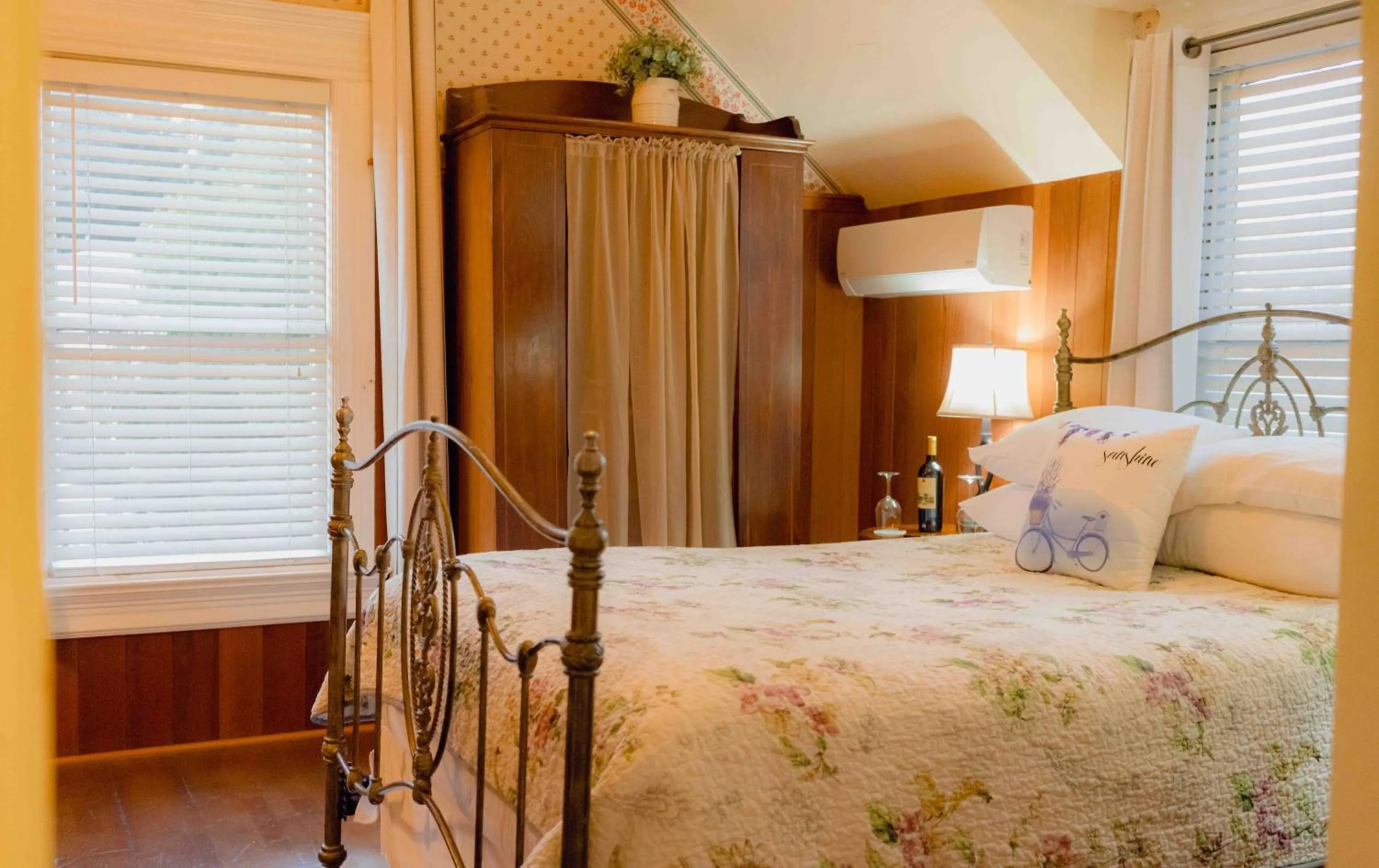 Bed in Cabernet House, an Old World Inn