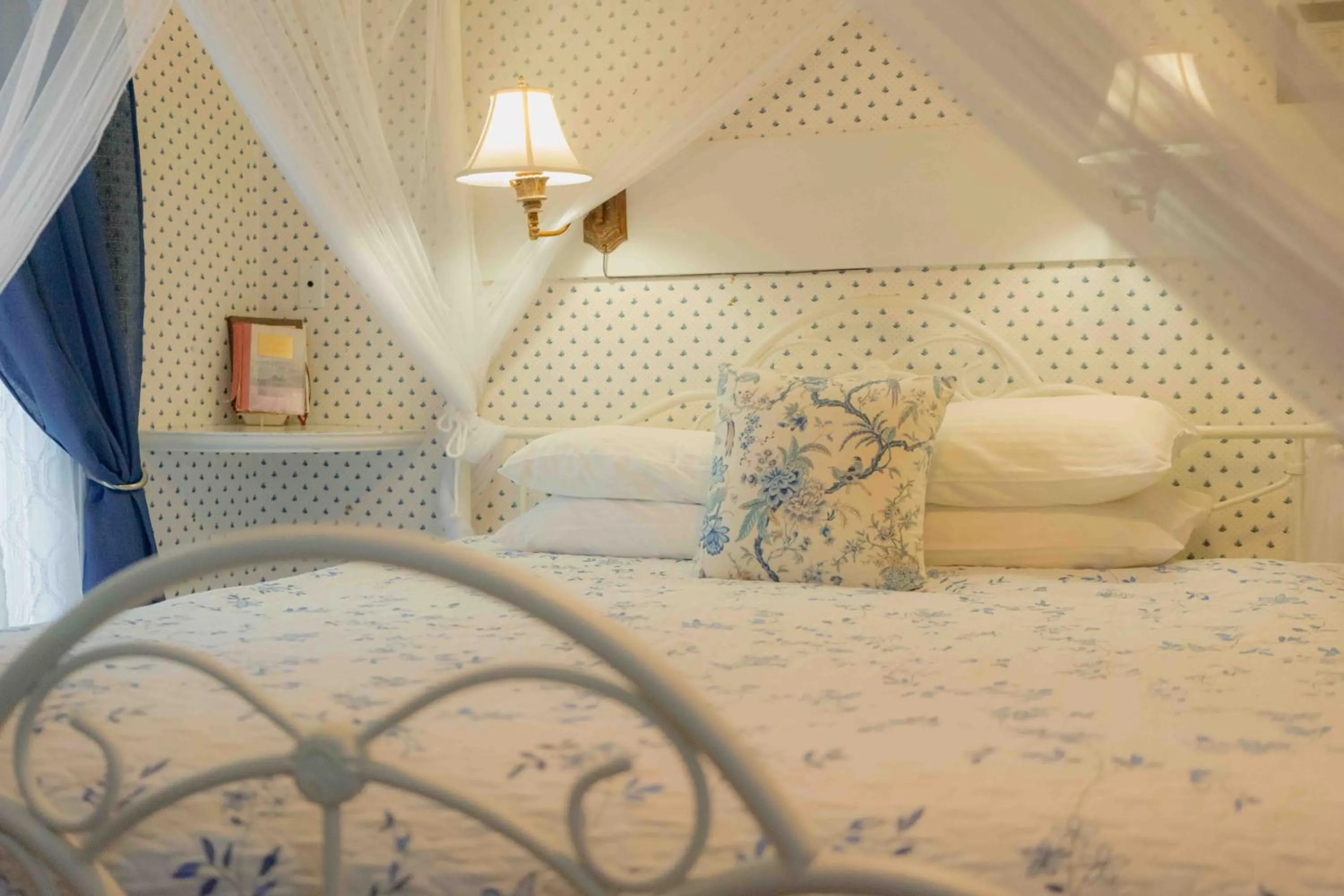 Bed in Cabernet House, an Old World Inn