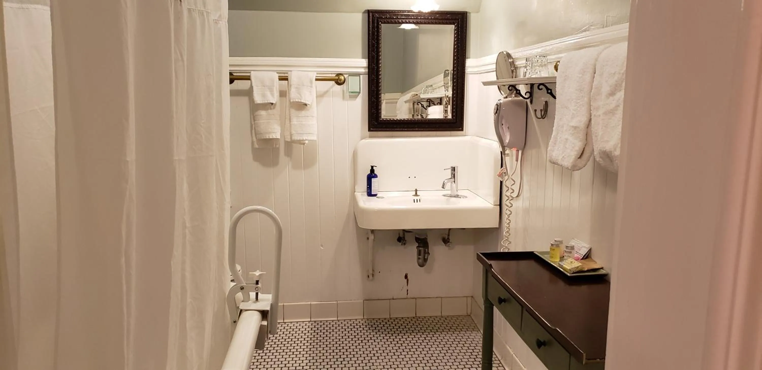 Cabernet House, an Old World Inn