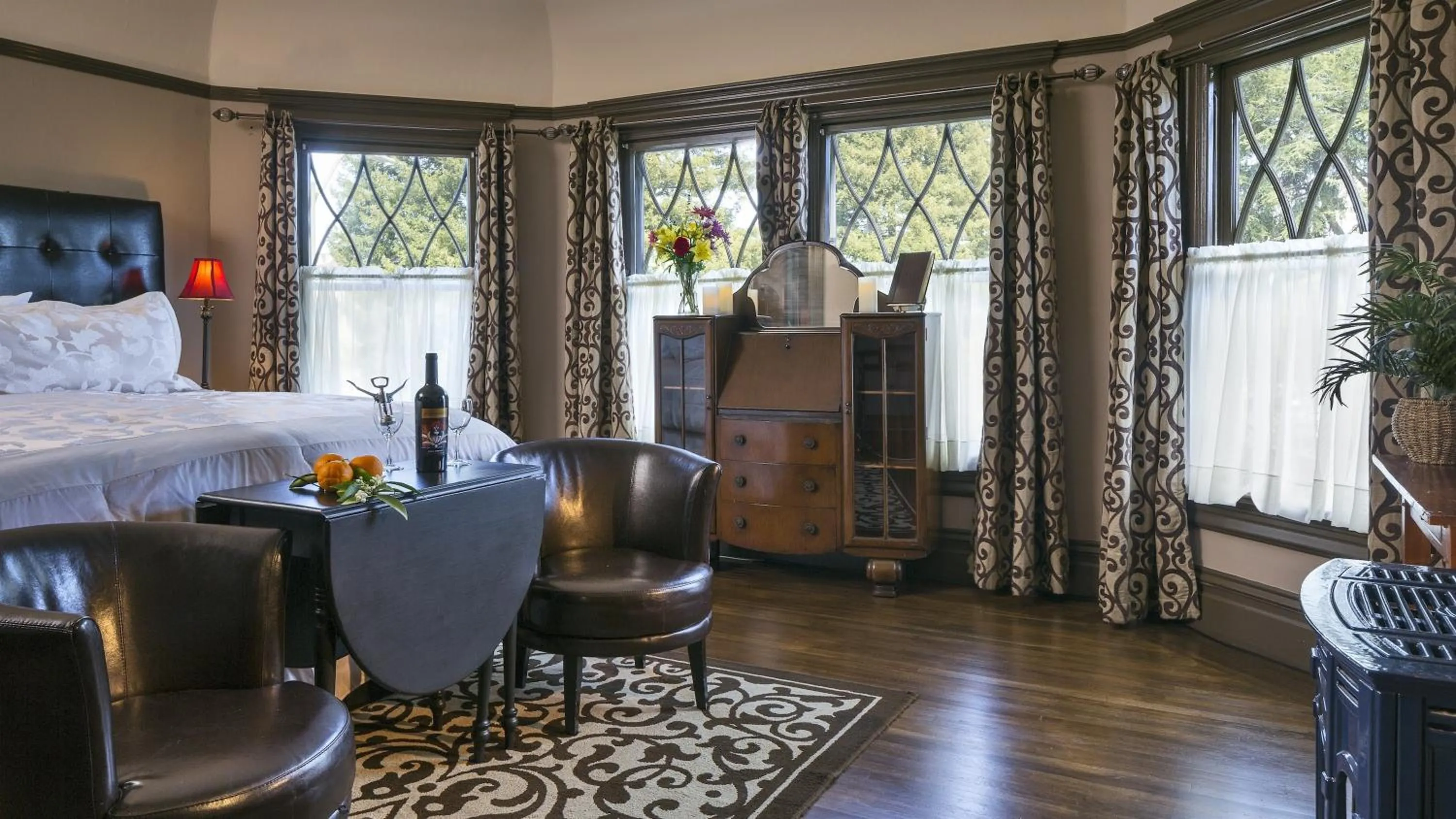 Day, Bed in Cabernet House, an Old World Inn