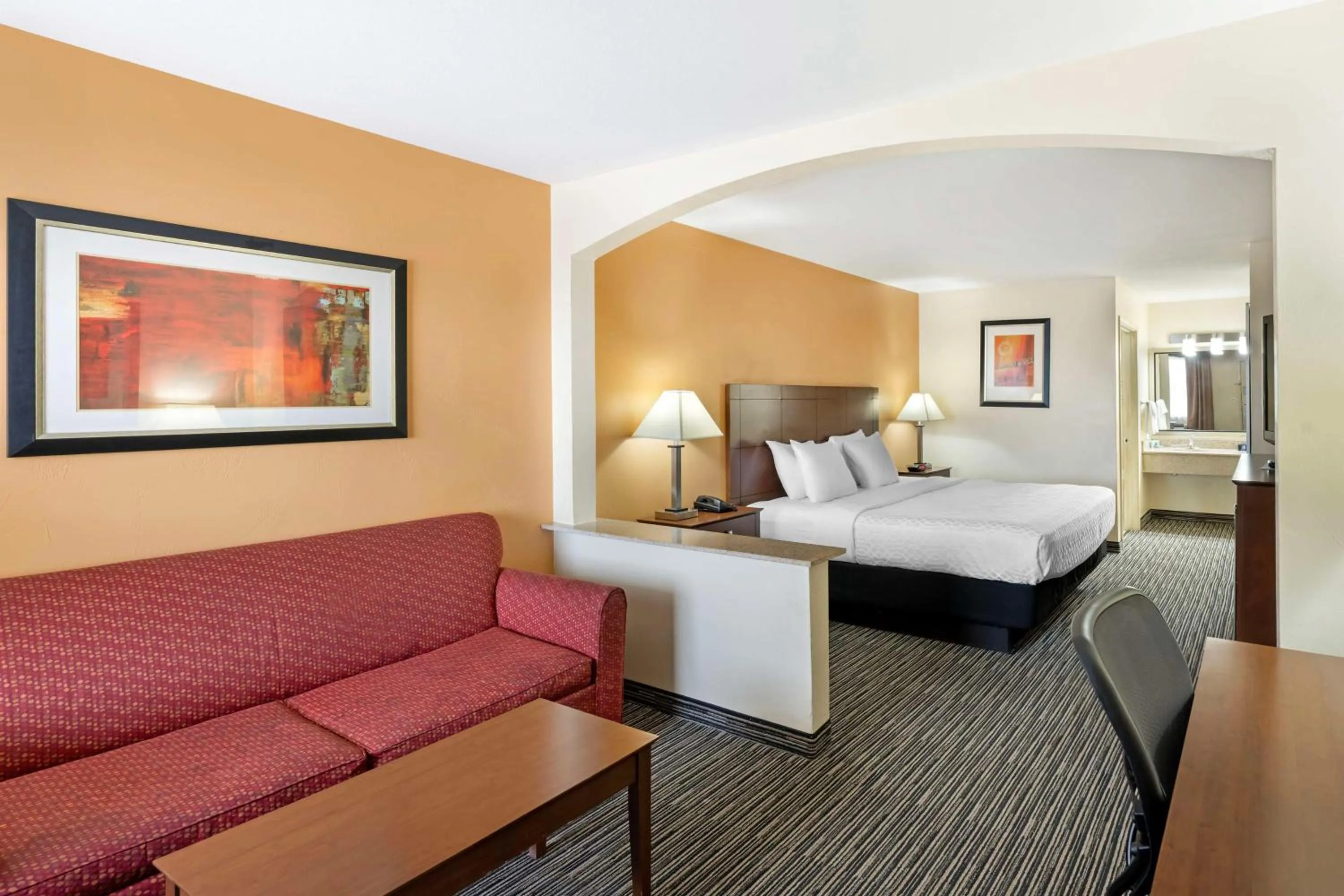 Photo of the whole room, Bed in Best Western Snyder Inn