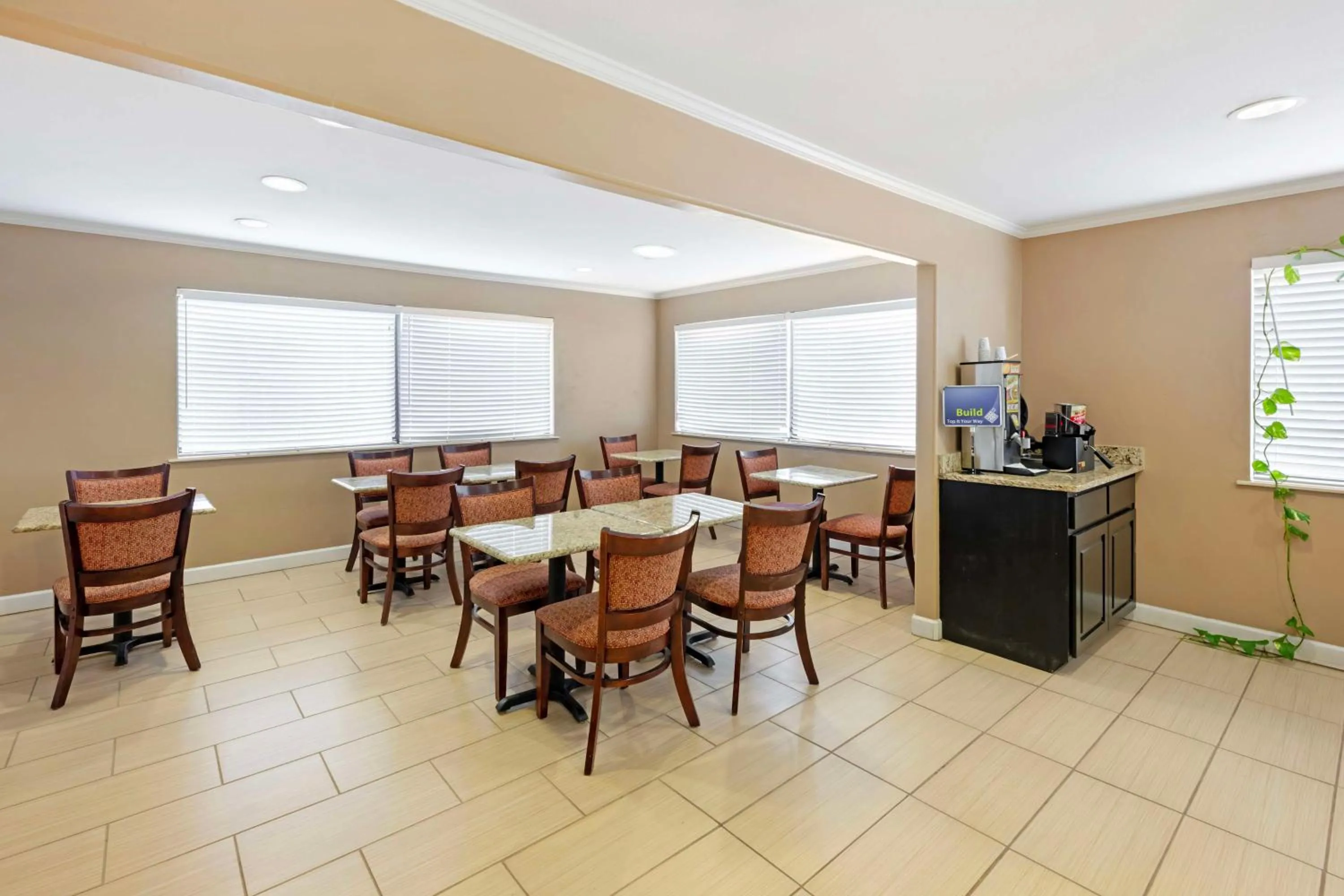 Breakfast in Best Western Snyder Inn