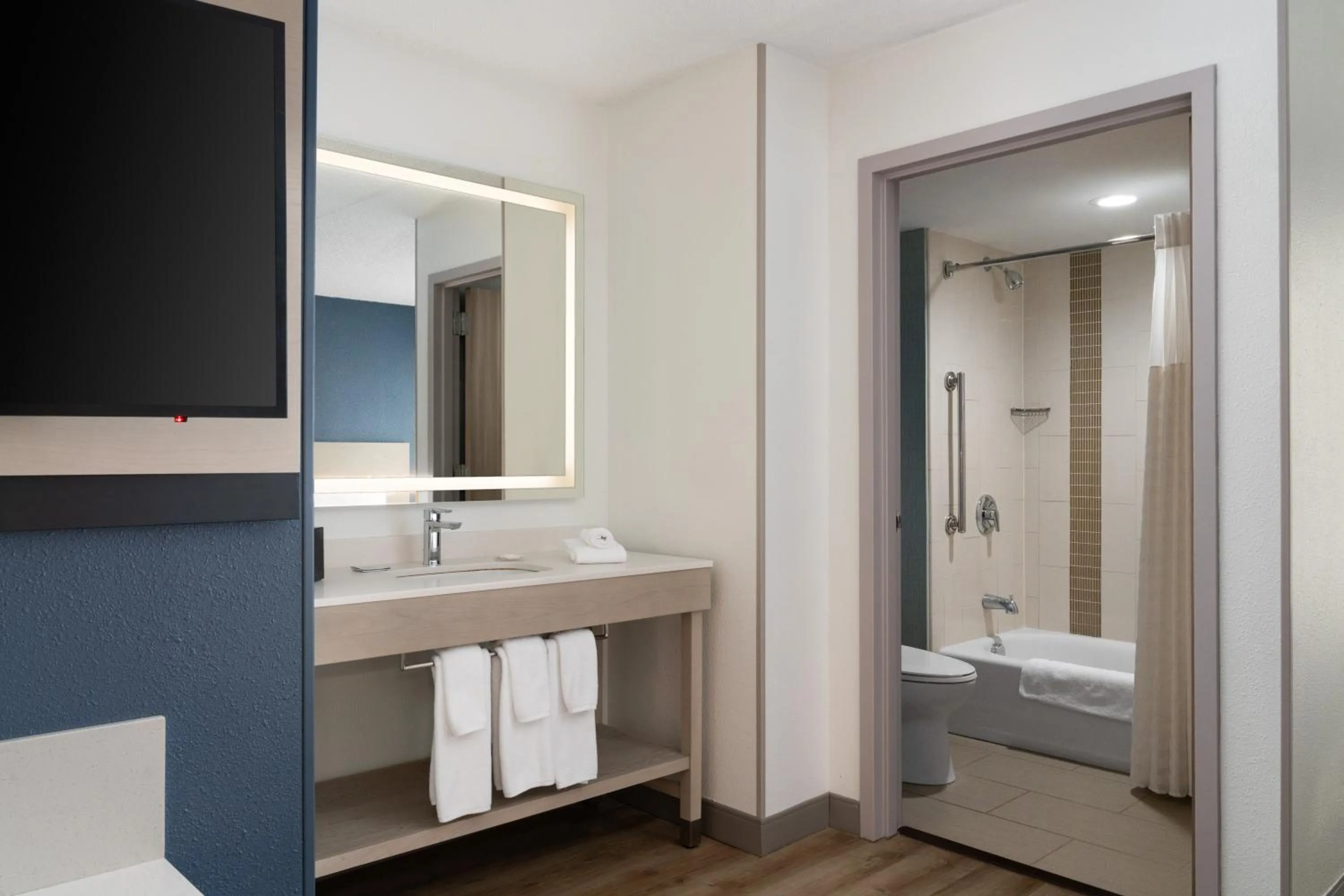Bathroom in Hyatt Place Secaucus Meadowlands