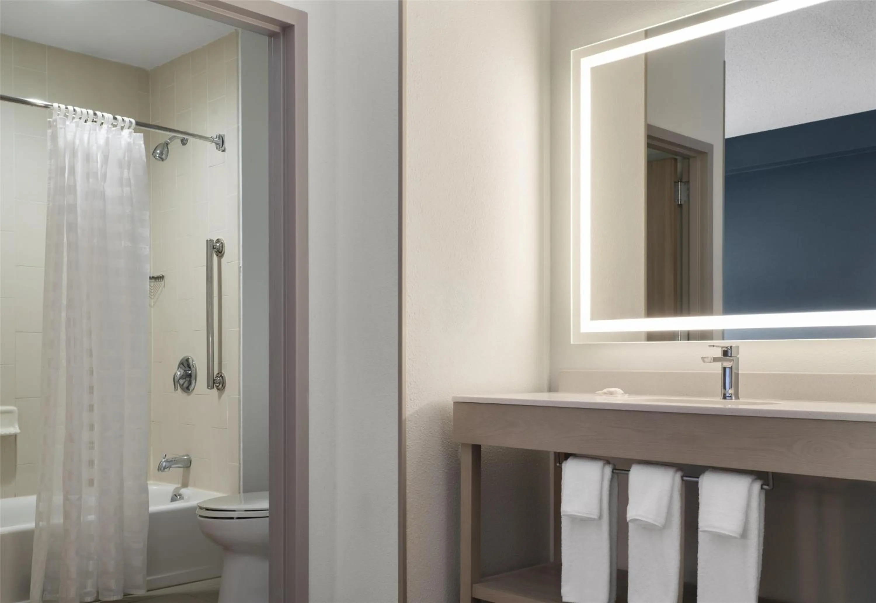 Bathroom in Hyatt Place Secaucus Meadowlands