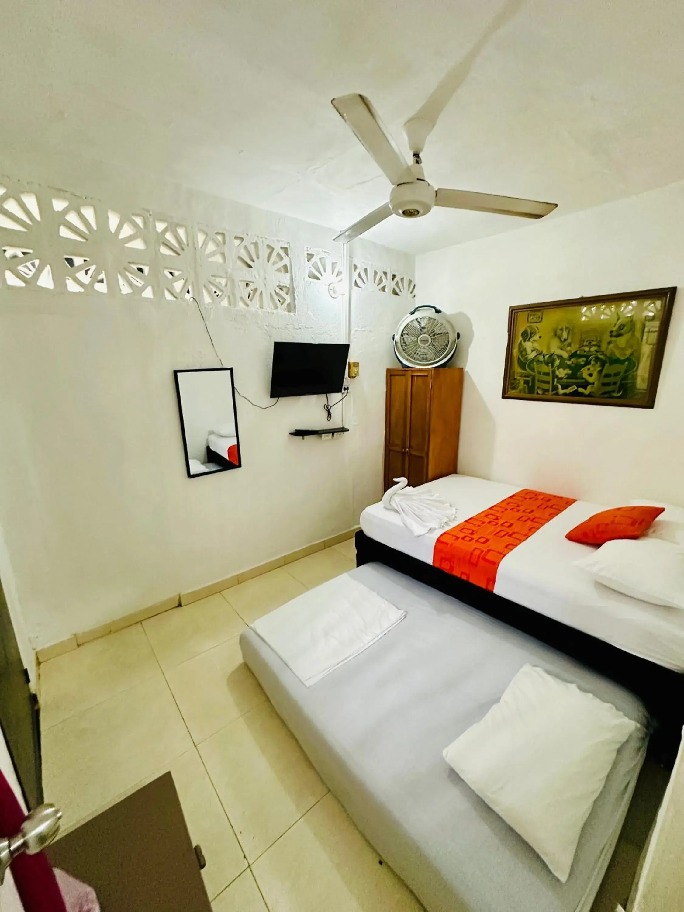 Budget Triple Room in Hostal La Española de Getsemani Budget Triple Room in Hostal La Española de Getsemani