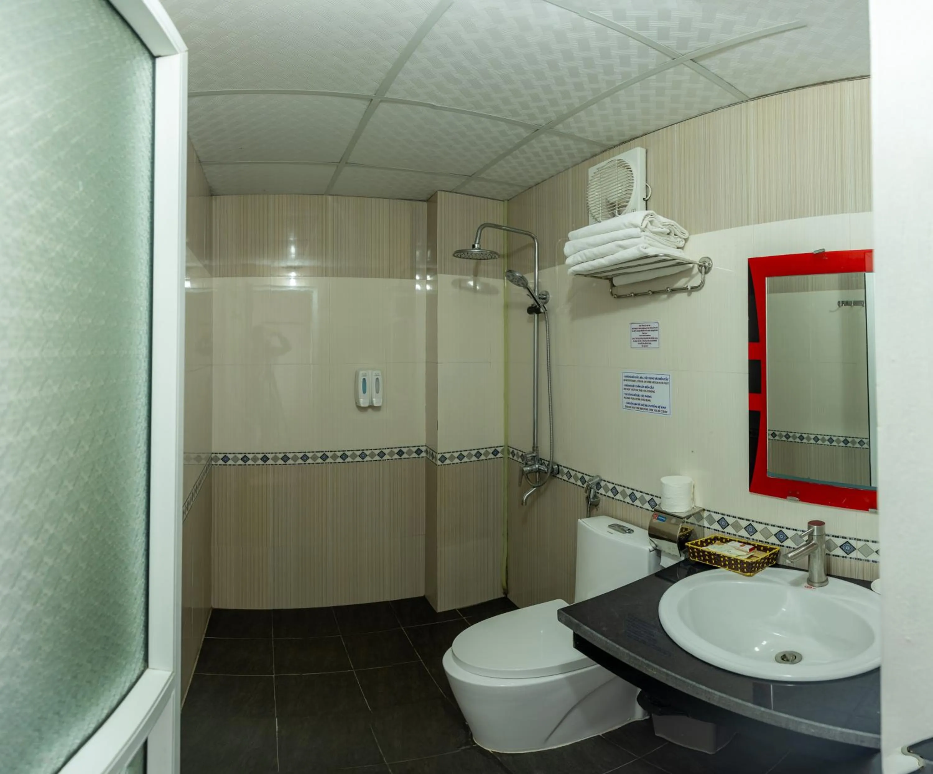 Shower in Phuong Nam Hotel