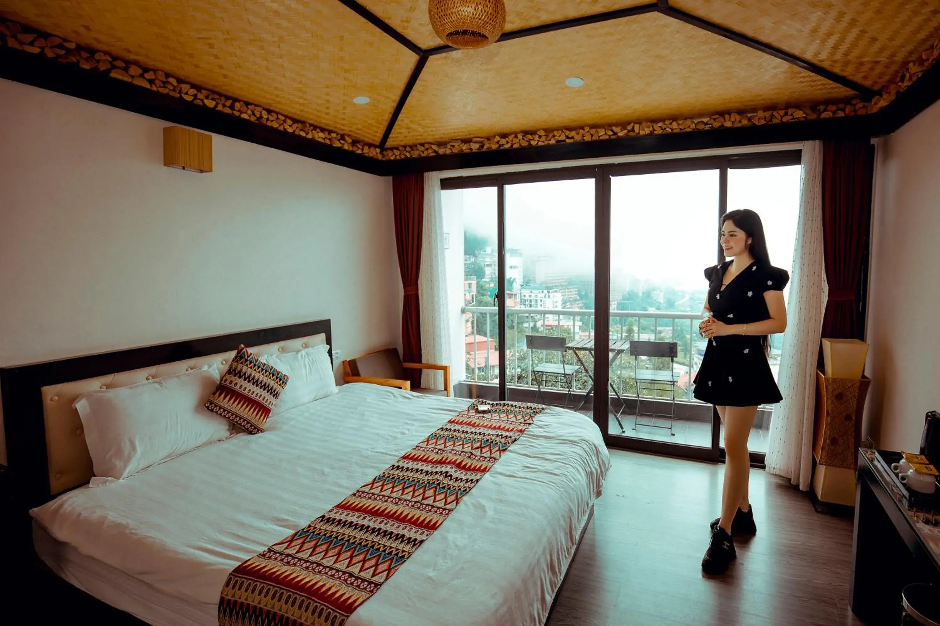 Deluxe Double Room with Mountain View in Phuong Nam Hotel Deluxe Double Room with Mountain View in Phuong Nam Hotel