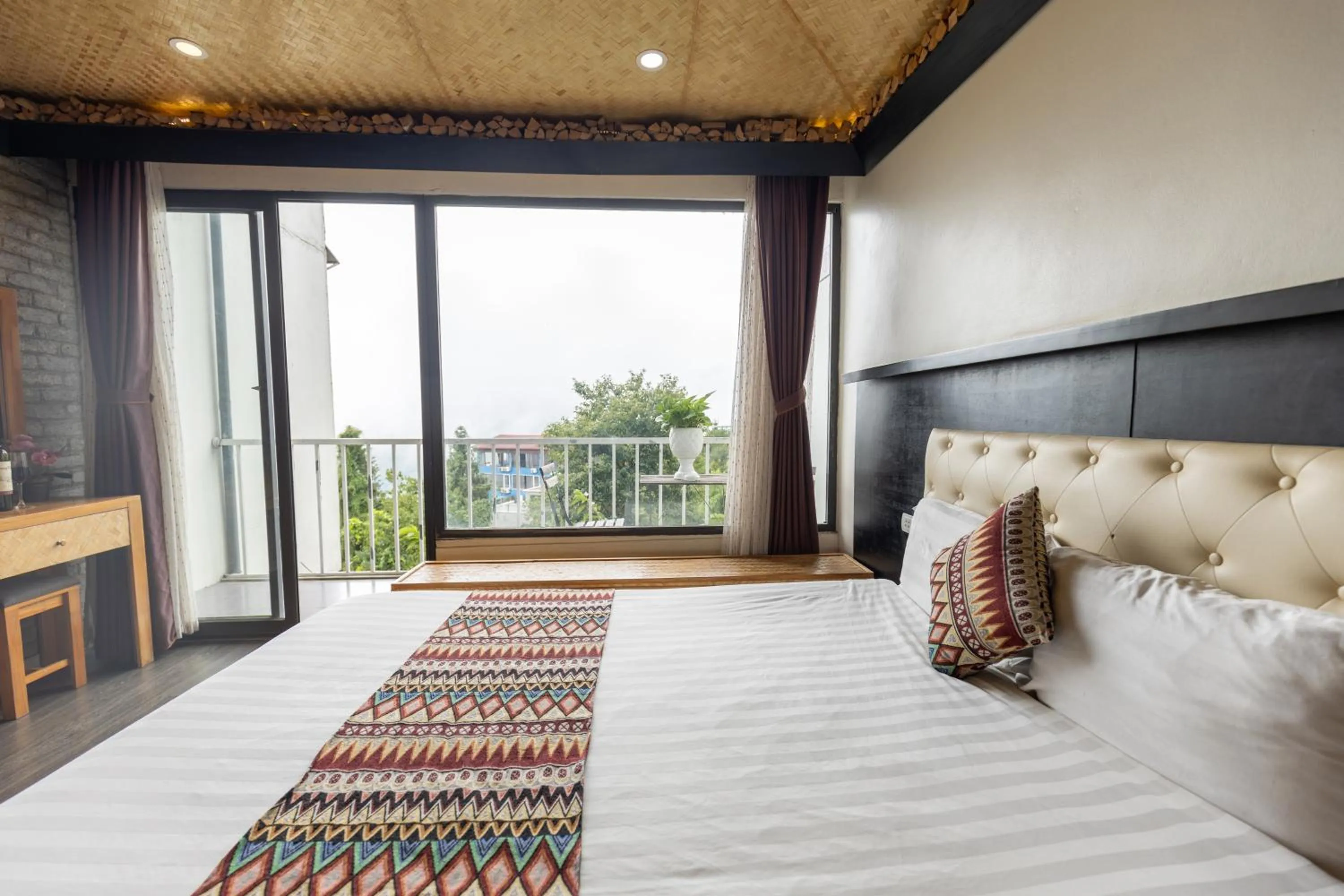 View (from property/room), Bed in Phuong Nam Hotel