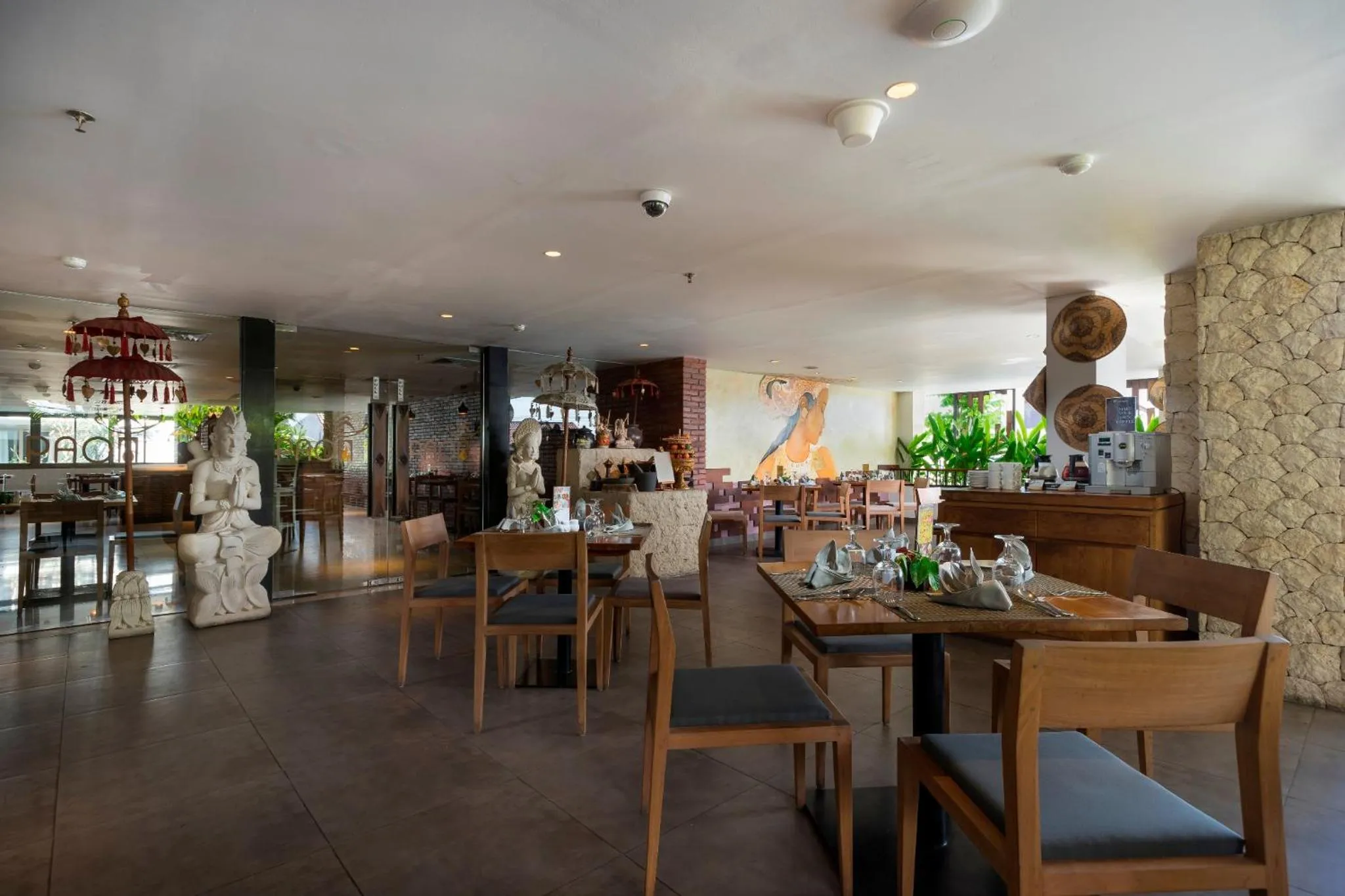 Restaurant/places to eat in d'primahotel Petitenget Seminyak 2