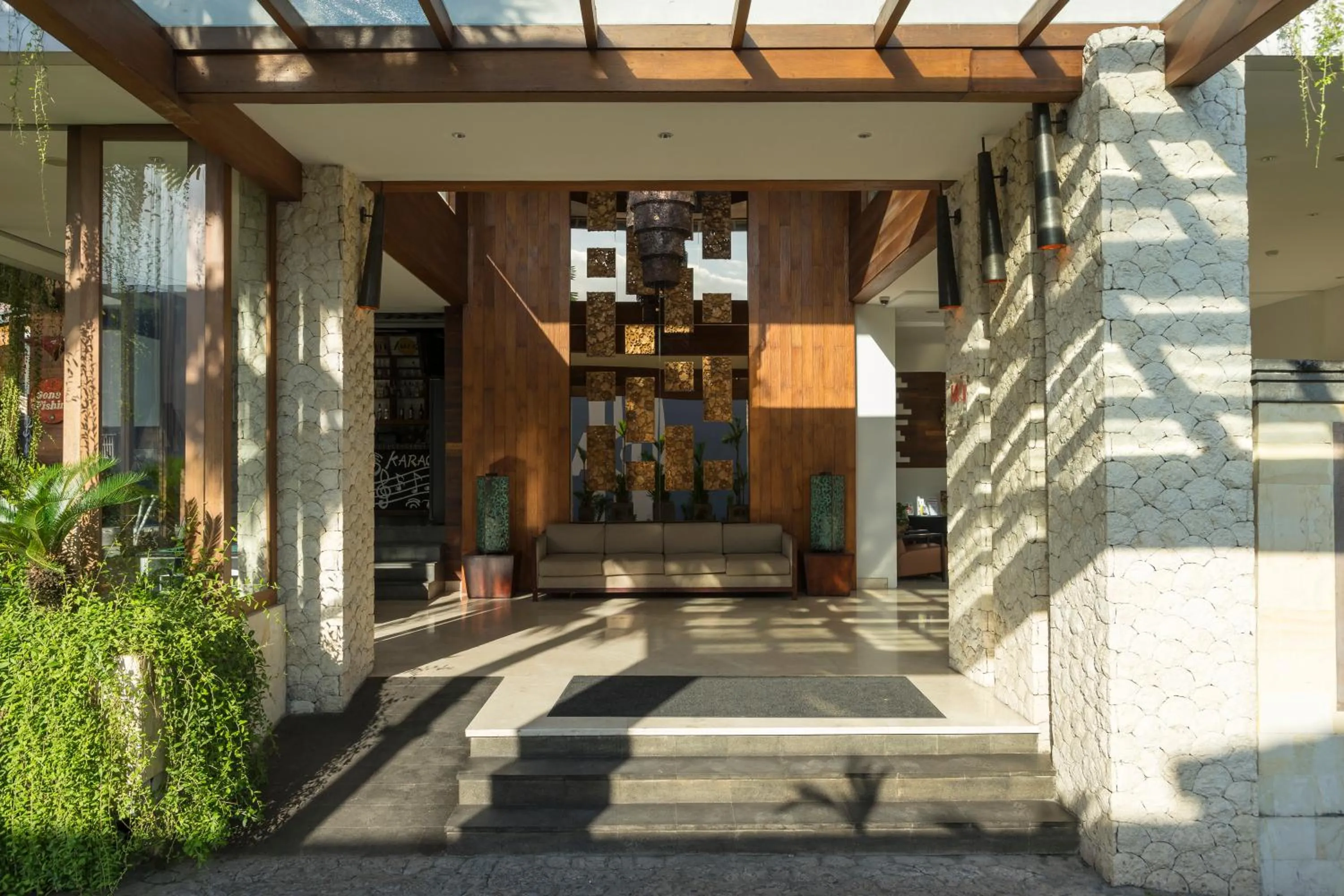 Facade/entrance in d'primahotel Petitenget Seminyak 2