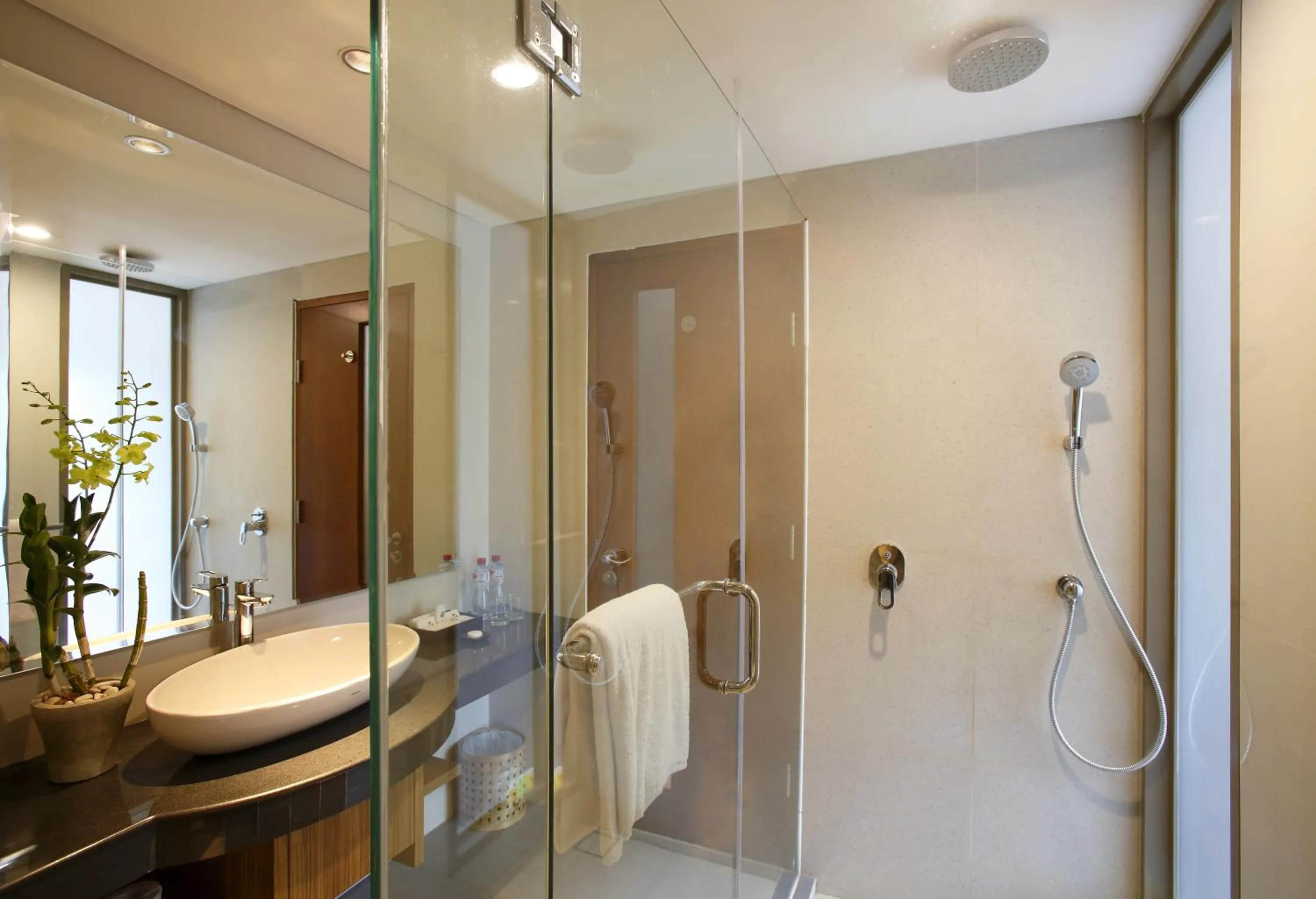 Shower in d'primahotel Petitenget Seminyak 2