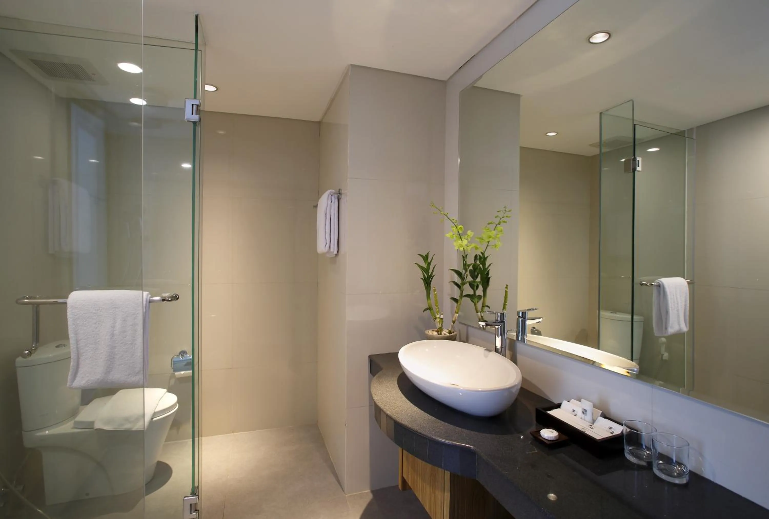 Shower in d'primahotel Petitenget Seminyak 2