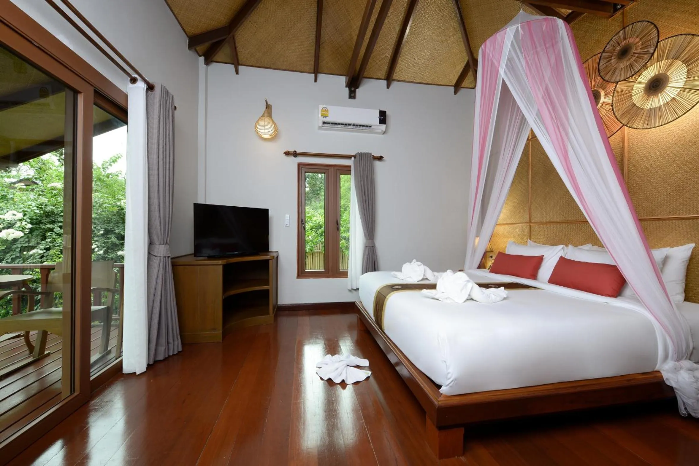 Living room, Bed in PingChan Koh Phangan Beachfront Resort