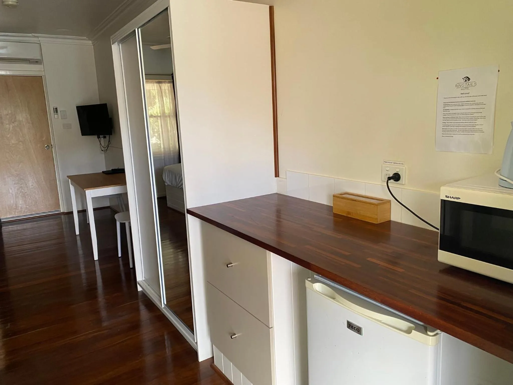 Kitchen or kitchenette in Paradise Motel Busselton