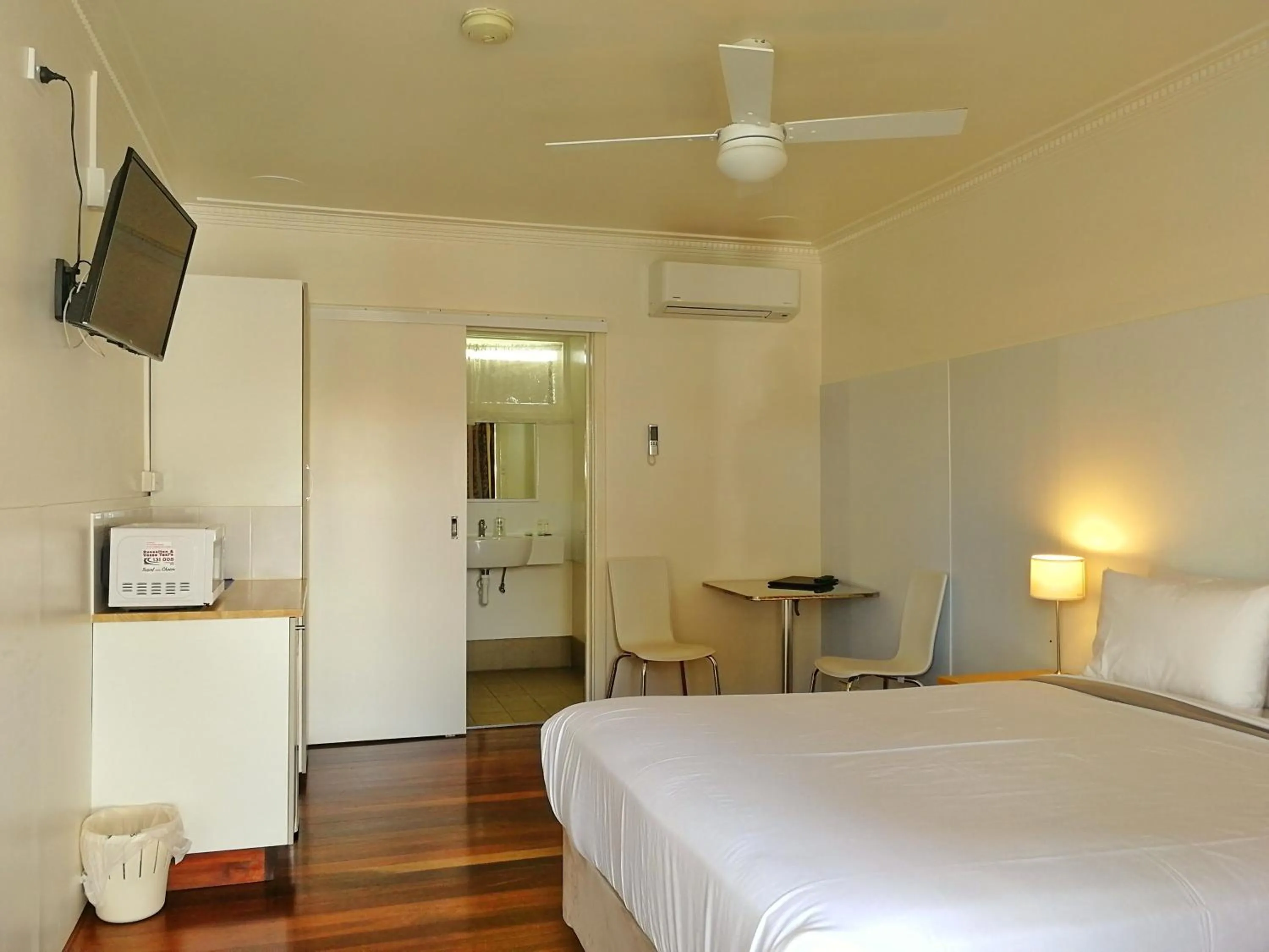 Photo of the whole room, Bed in Paradise Motel Busselton