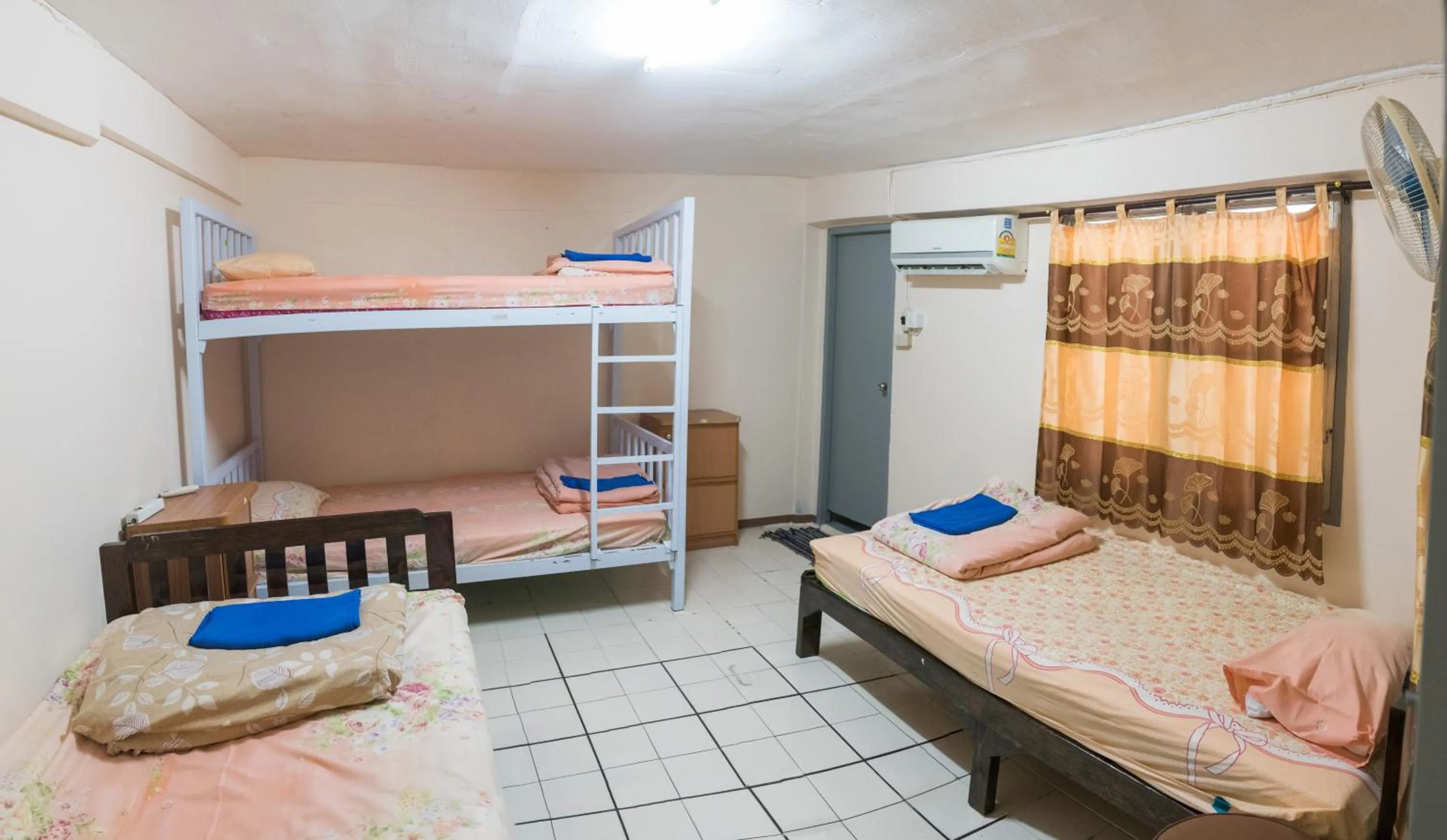 Photo of the whole room, Bed in Dutch Guest้้house Chiang Mai