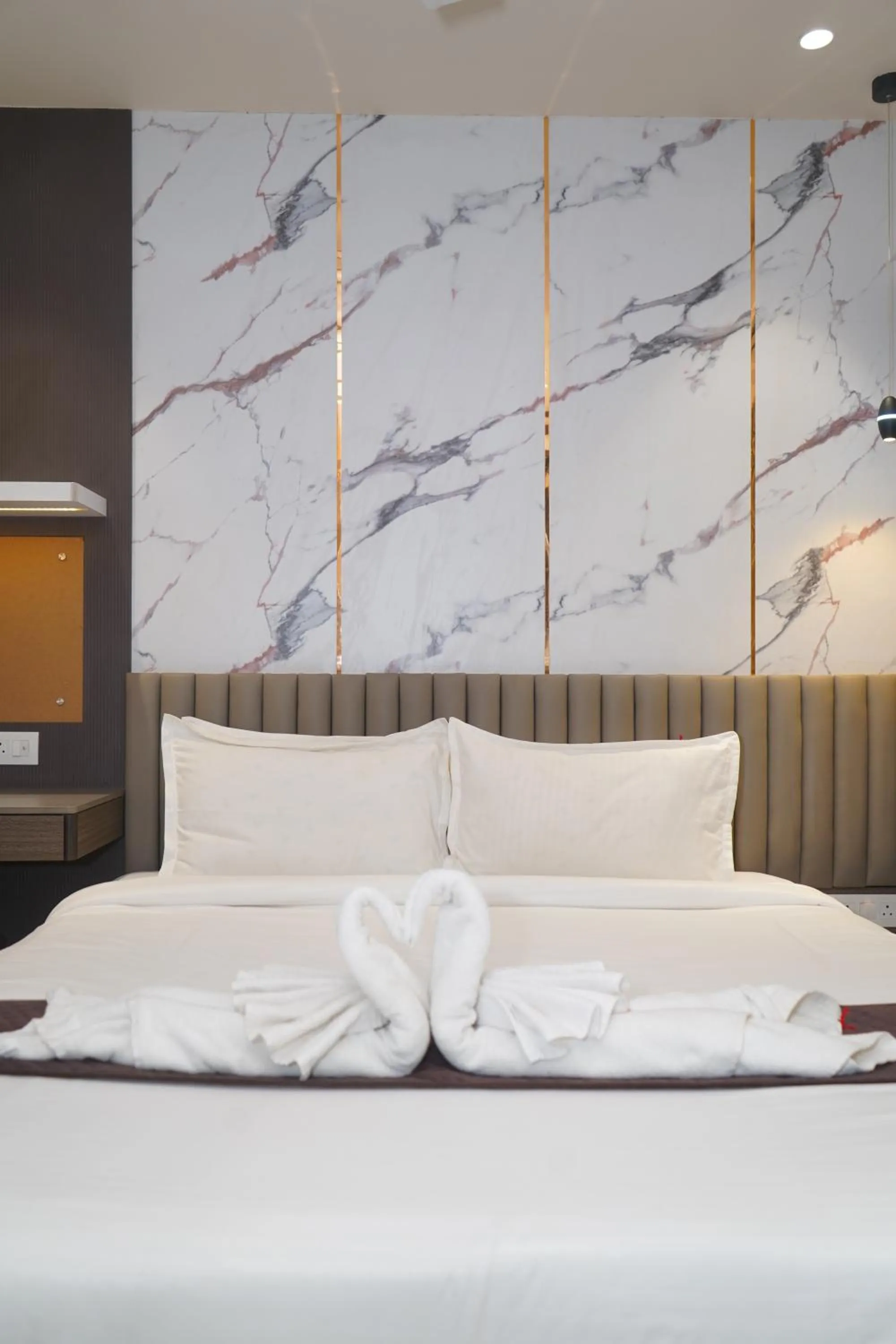 Bed in Abssolute Homtel - Rooms & Suites