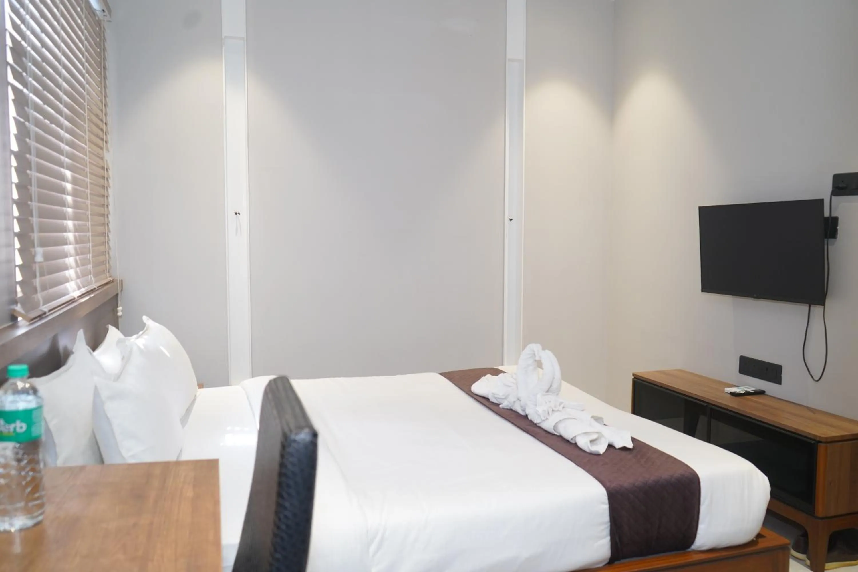 Bed in Abssolute Homtel - Rooms & Suites